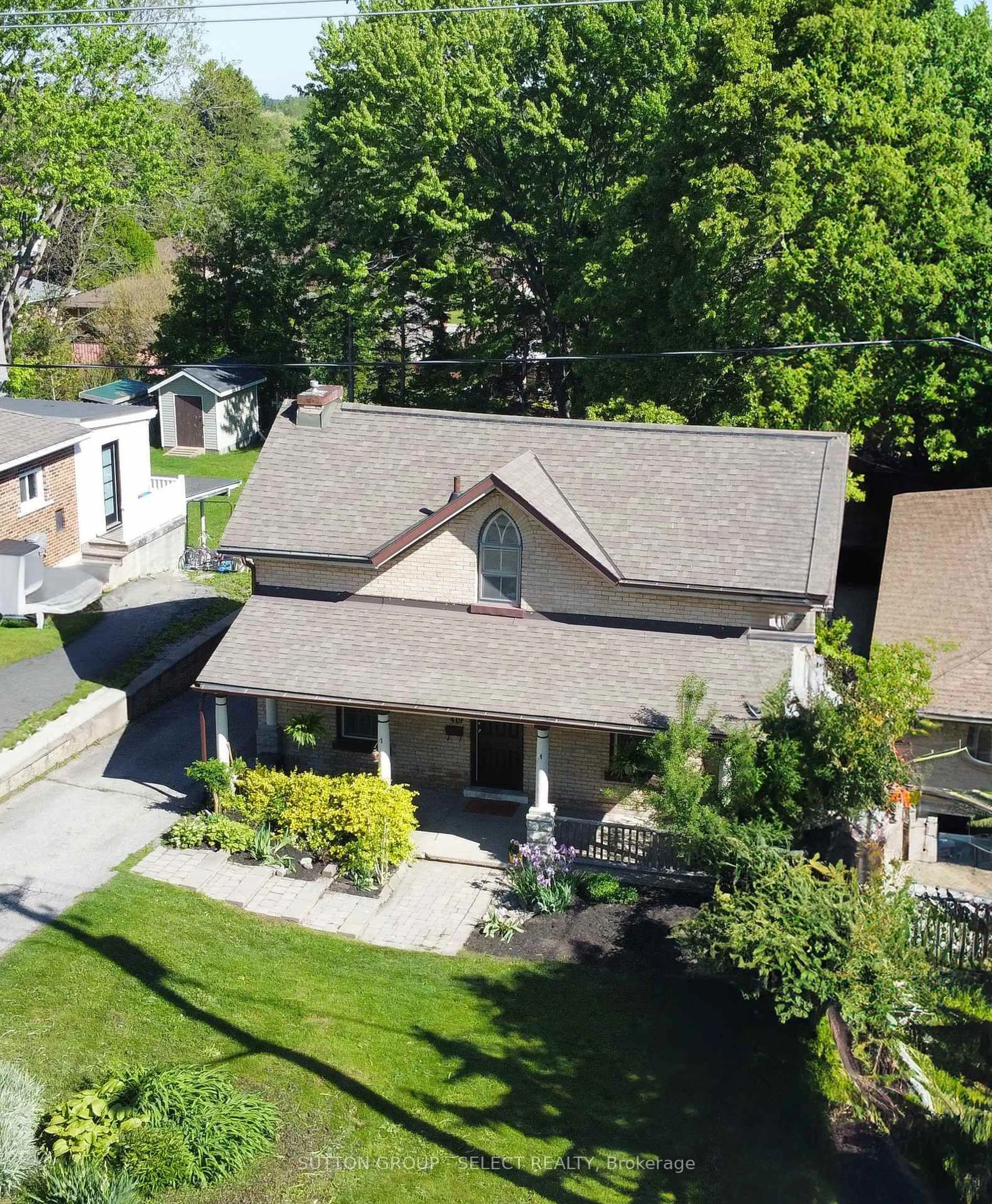 A pic from outside/outdoor area/front of a property/back of a property/a pic from drone, street for 419 Spencer St, Woodstock Ontario N4S 2H8