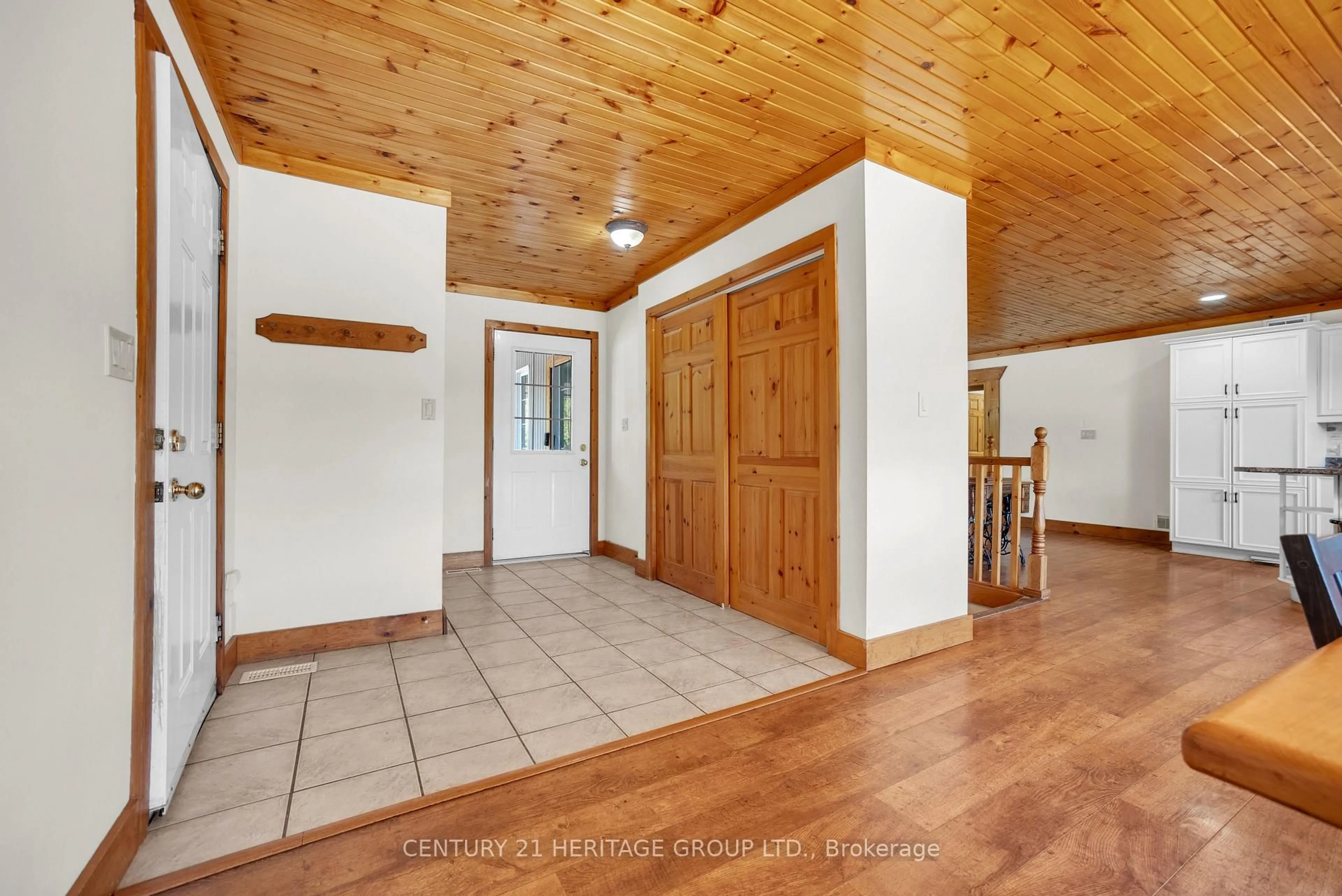 Indoor foyer for 1258 Shannon Rd, Tyendinaga Ontario K0K 2V0