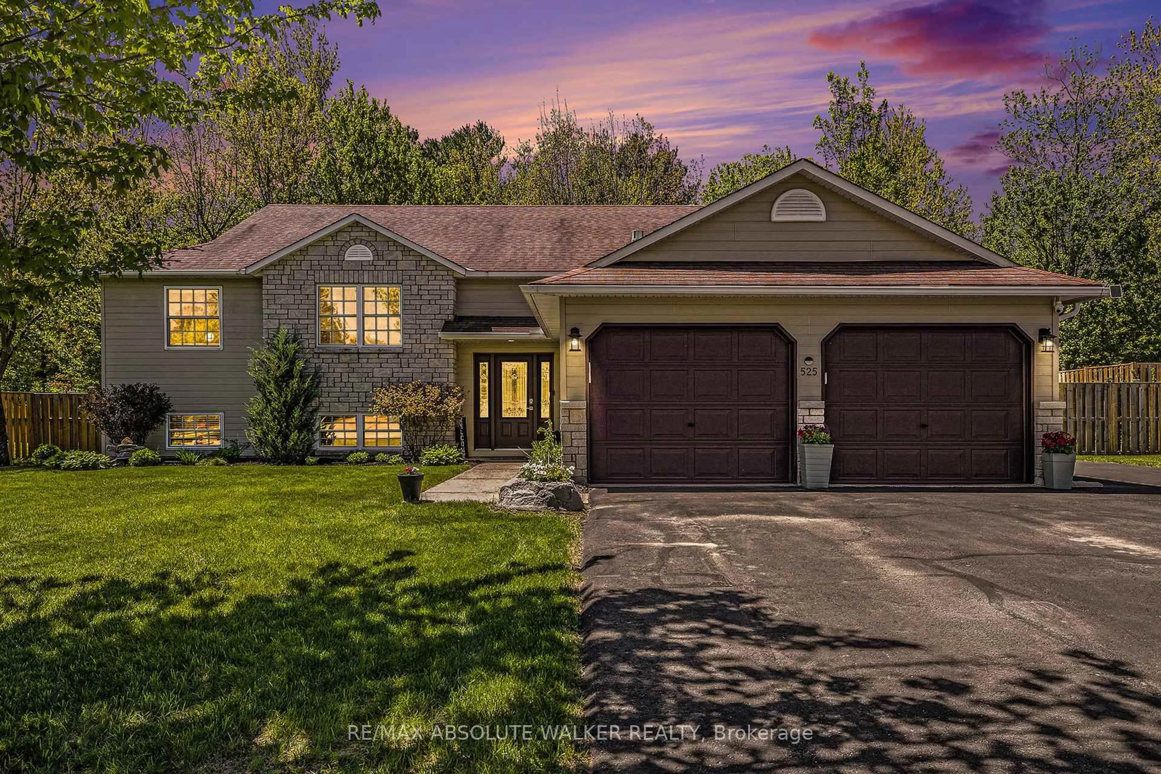 Home with vinyl exterior material, street for 525 Nuthatch Dr, Petawawa Ontario K8H 0A9