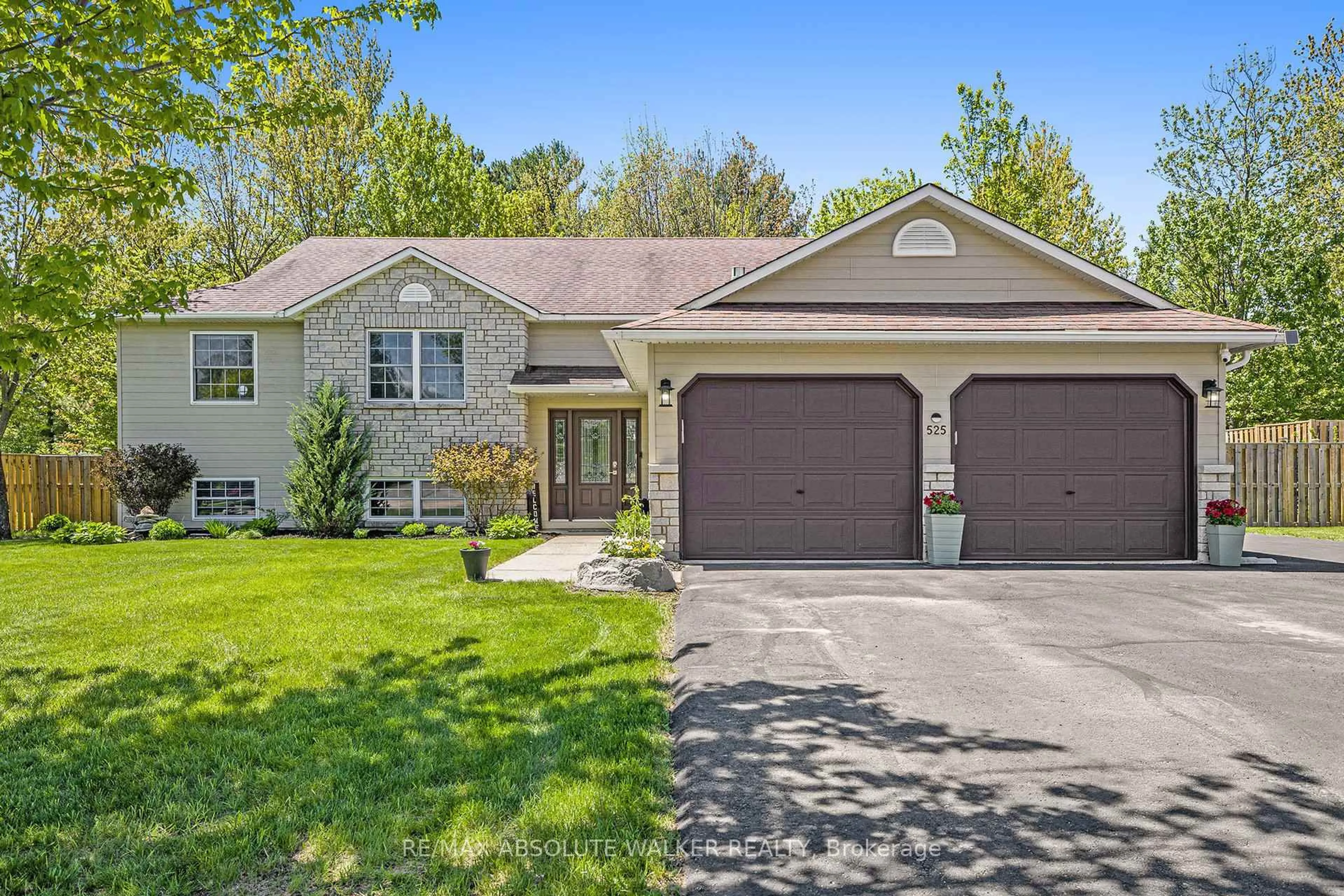 Home with vinyl exterior material, street for 525 Nuthatch Dr, Petawawa Ontario K8H 0A9