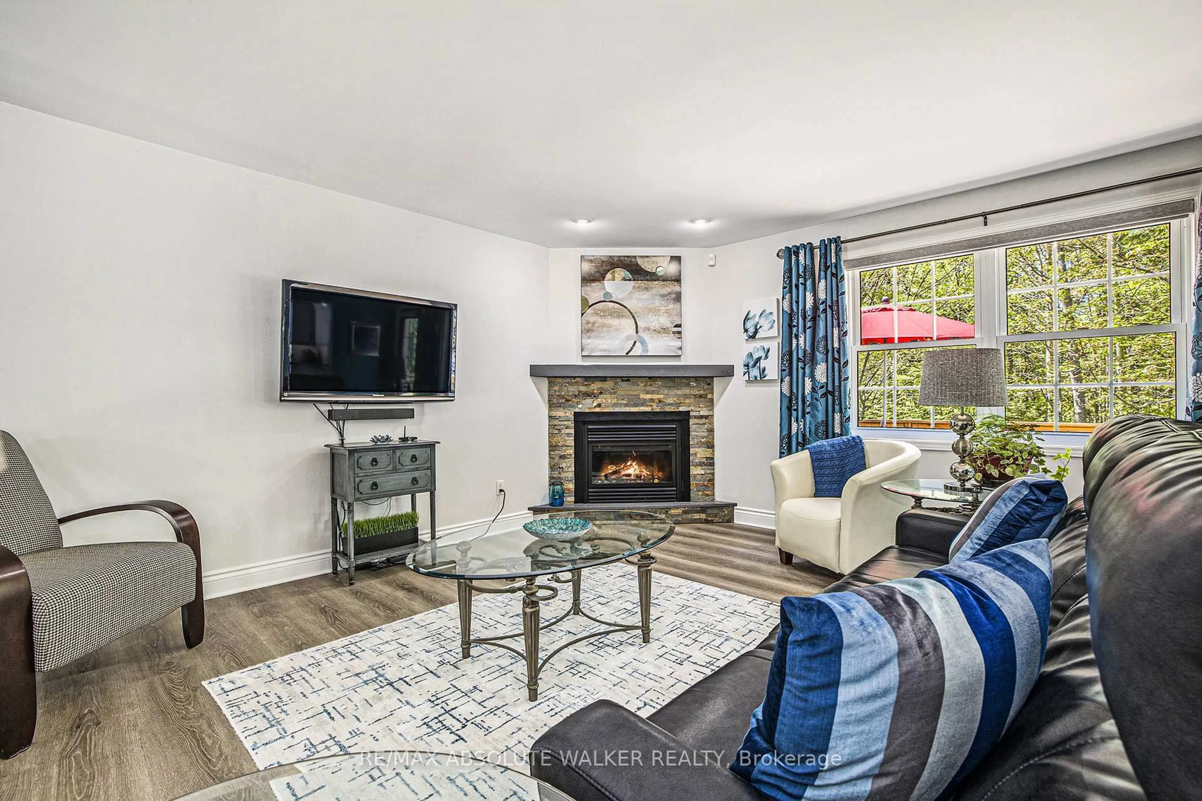 Living room with furniture, unknown for 525 Nuthatch Dr, Petawawa Ontario K8H 0A9