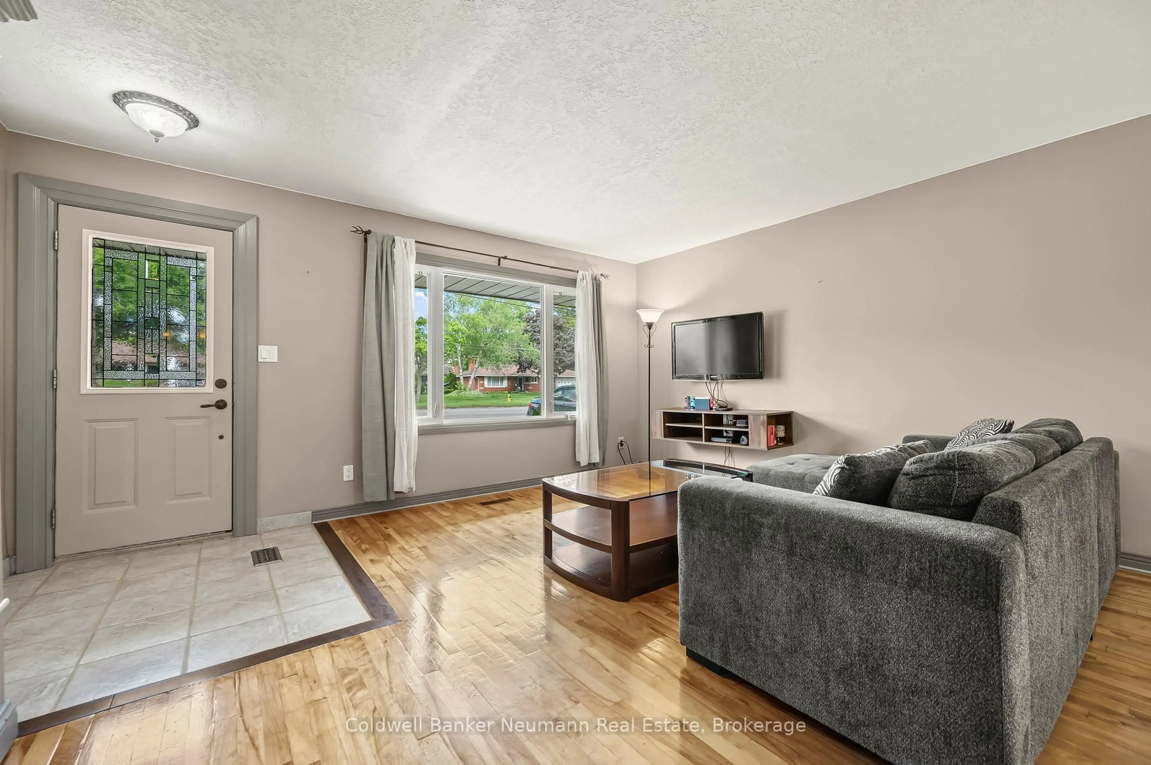 Living room with furniture, unknown for 314 Victoria Rd, Guelph Ontario N1E 5J4