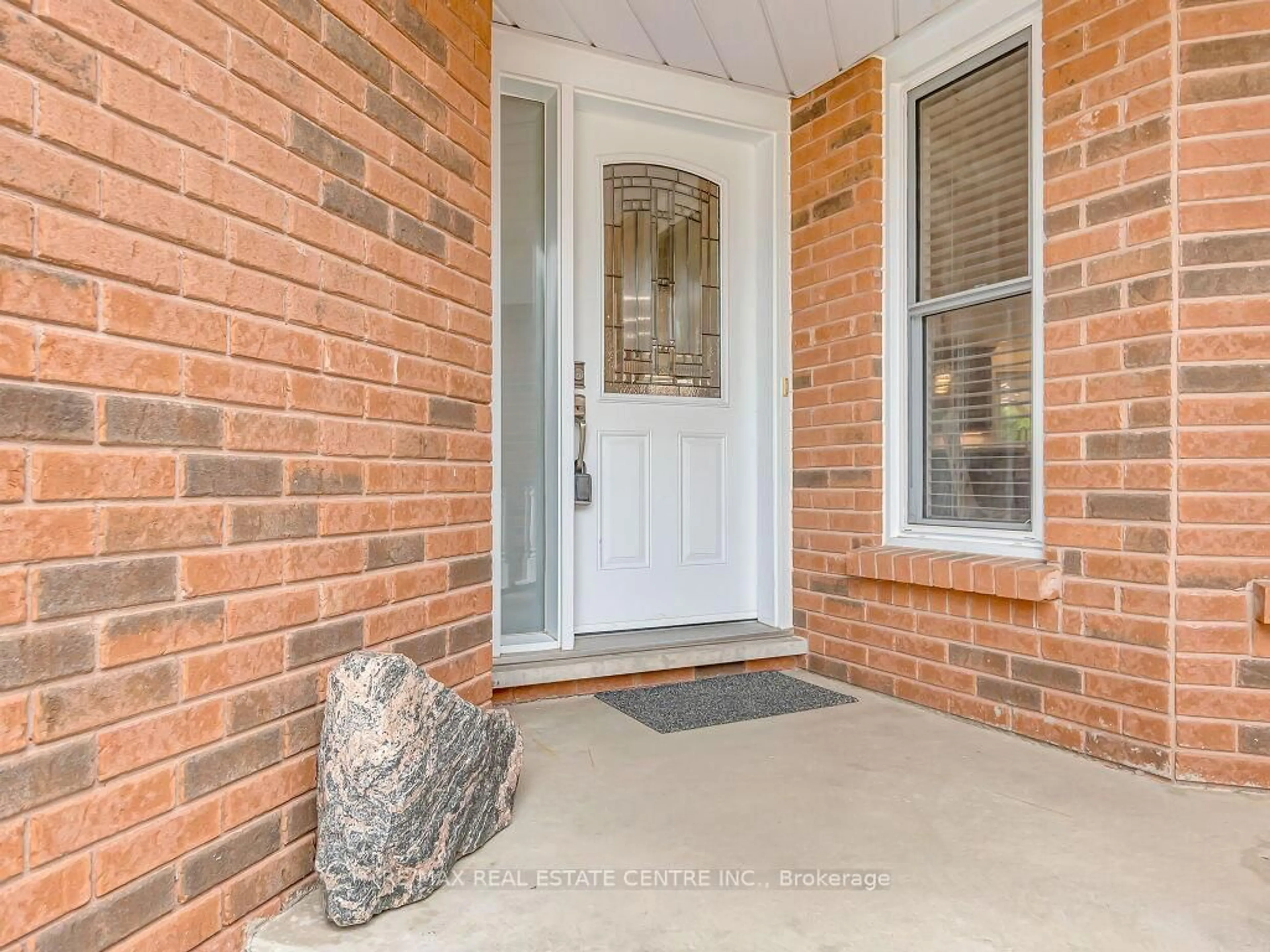 Indoor entryway for 16 Fairgreen Clse, Cambridge Ontario N1T 1T6