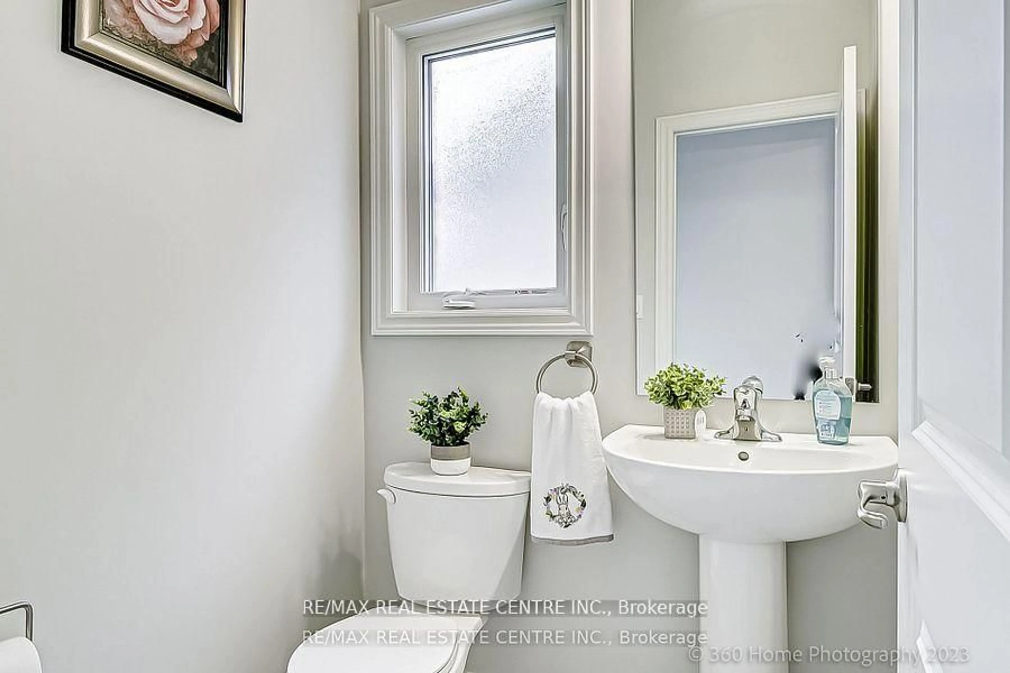 Contemporary bathroom, ceramic/tile floor for 9 Overholt Dr, Thorold Ontario L2V 0G4