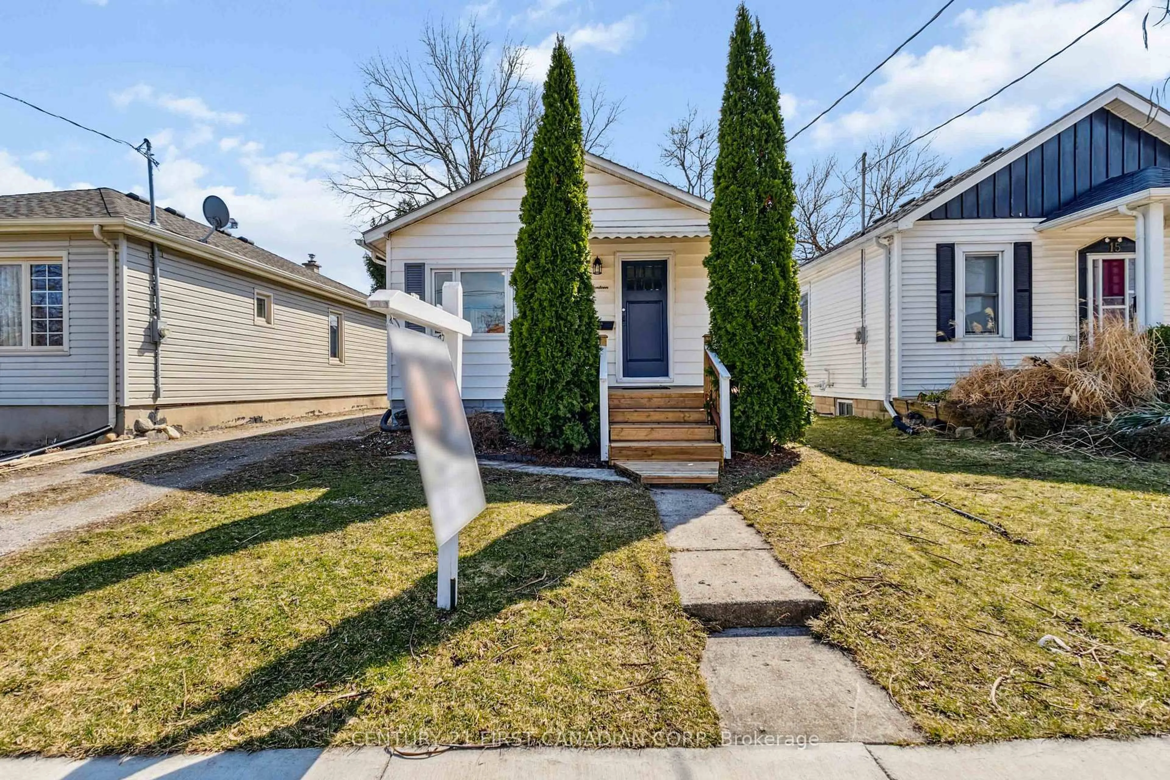 Home with vinyl exterior material, street for 17 Highway Ave, London South Ontario N6C 2K4