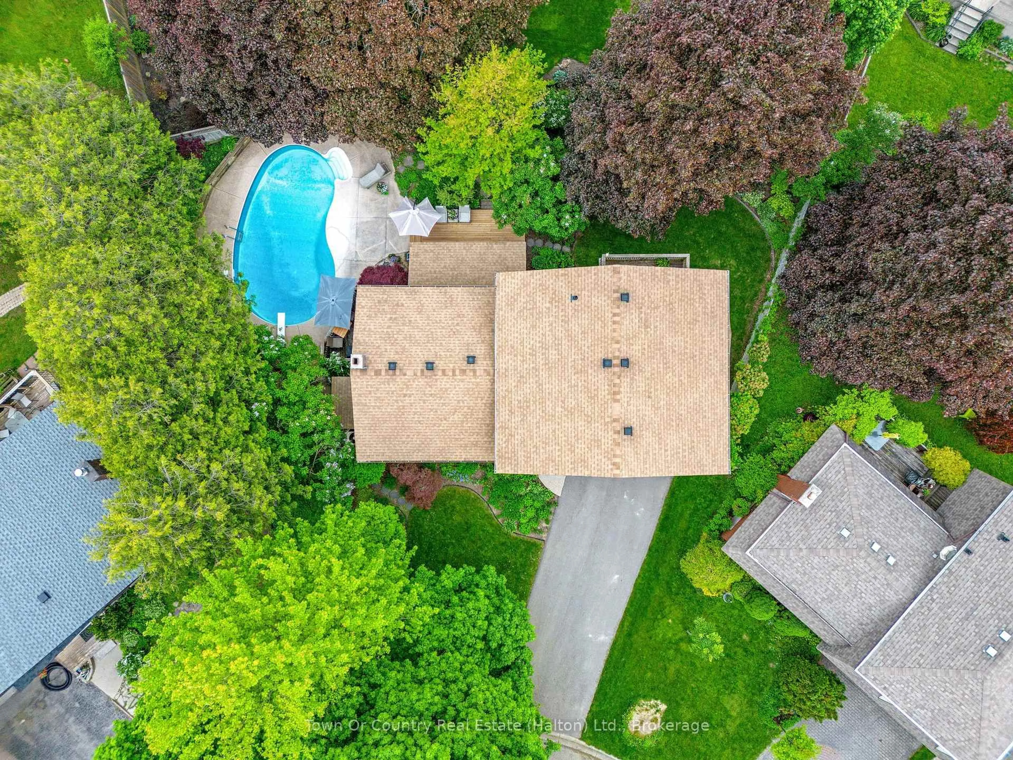 A pic from outside/outdoor area/front of a property/back of a property/a pic from drone, street for 370 Roselawn Pl, Waterloo Ontario N2L 5P1