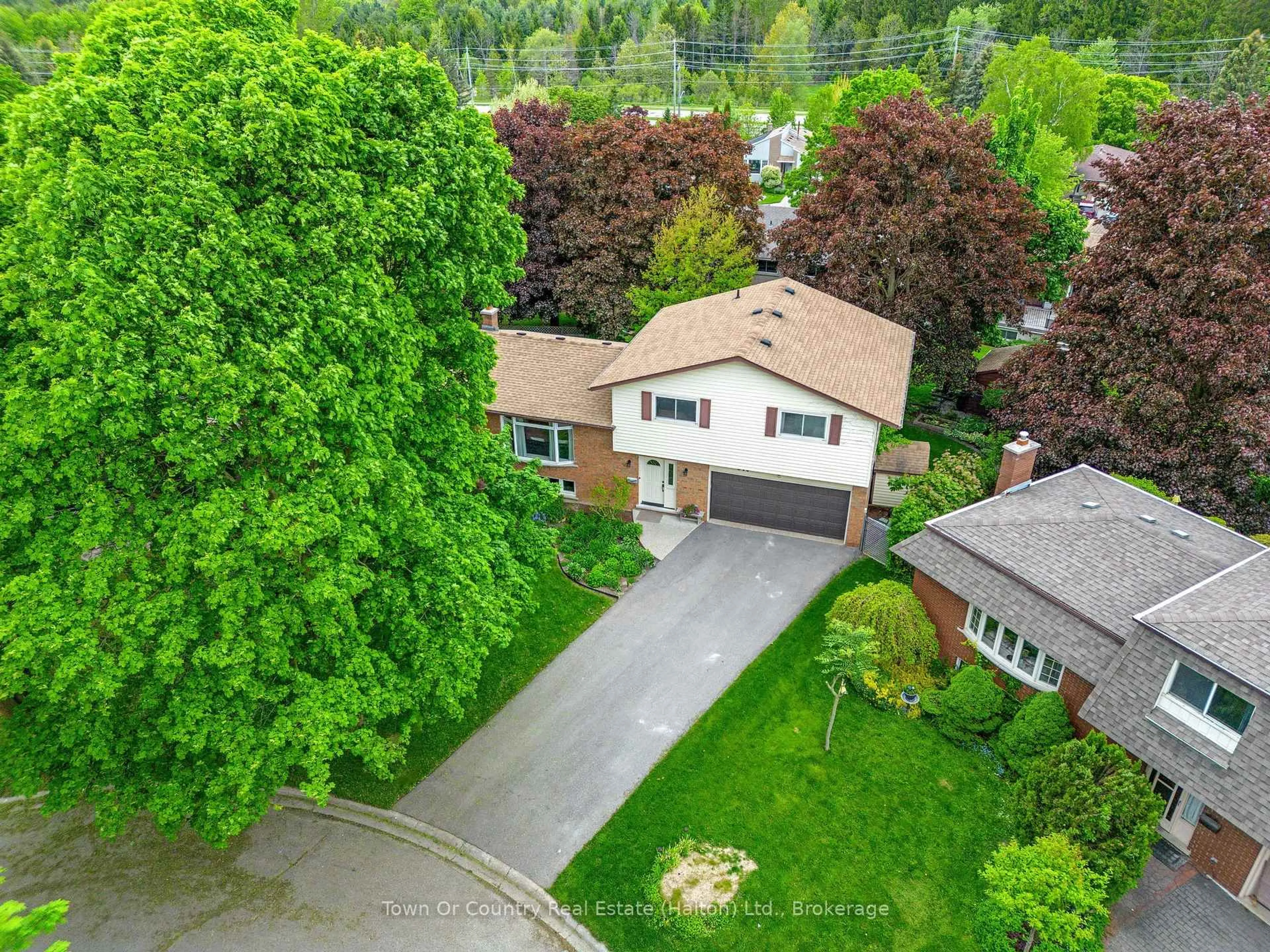 A pic from outside/outdoor area/front of a property/back of a property/a pic from drone, street for 370 Roselawn Pl, Waterloo Ontario N2L 5P1