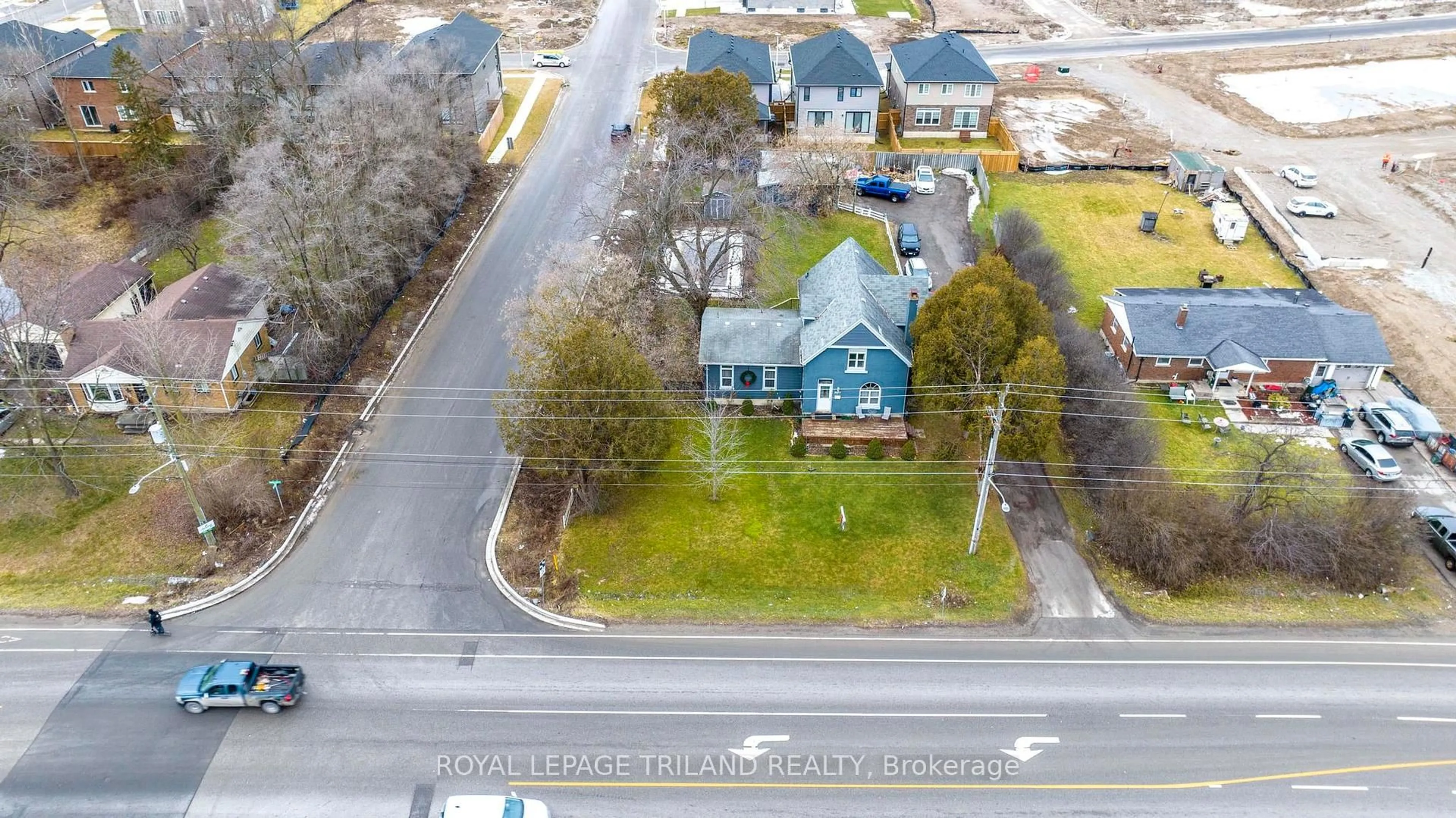 A pic from outside/outdoor area/front of a property/back of a property/a pic from drone, street for 3077 White Oak Rd, London South Ontario N6E 1L7