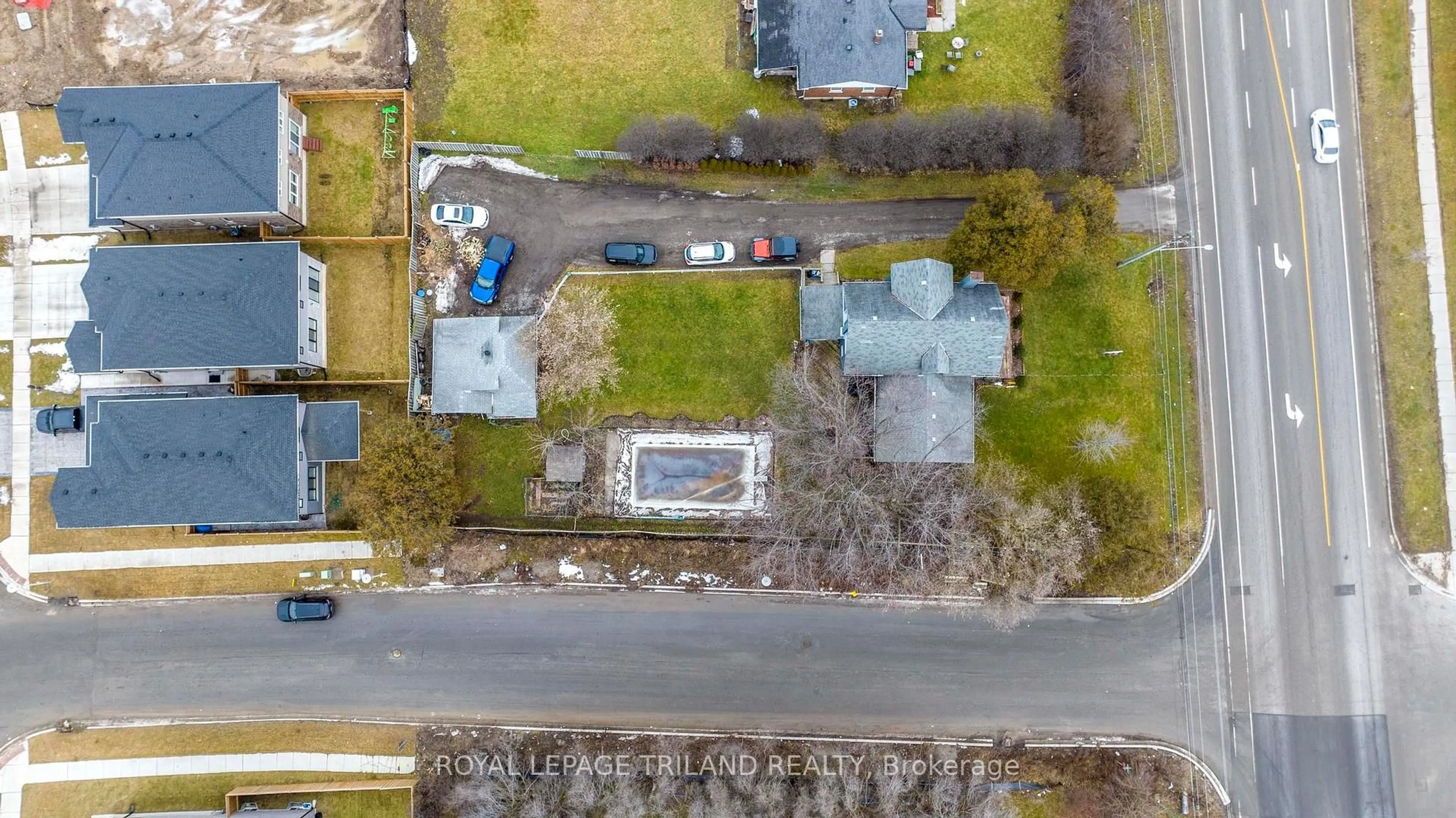 A pic from outside/outdoor area/front of a property/back of a property/a pic from drone, street for 3077 White Oak Rd, London South Ontario N6E 1L7