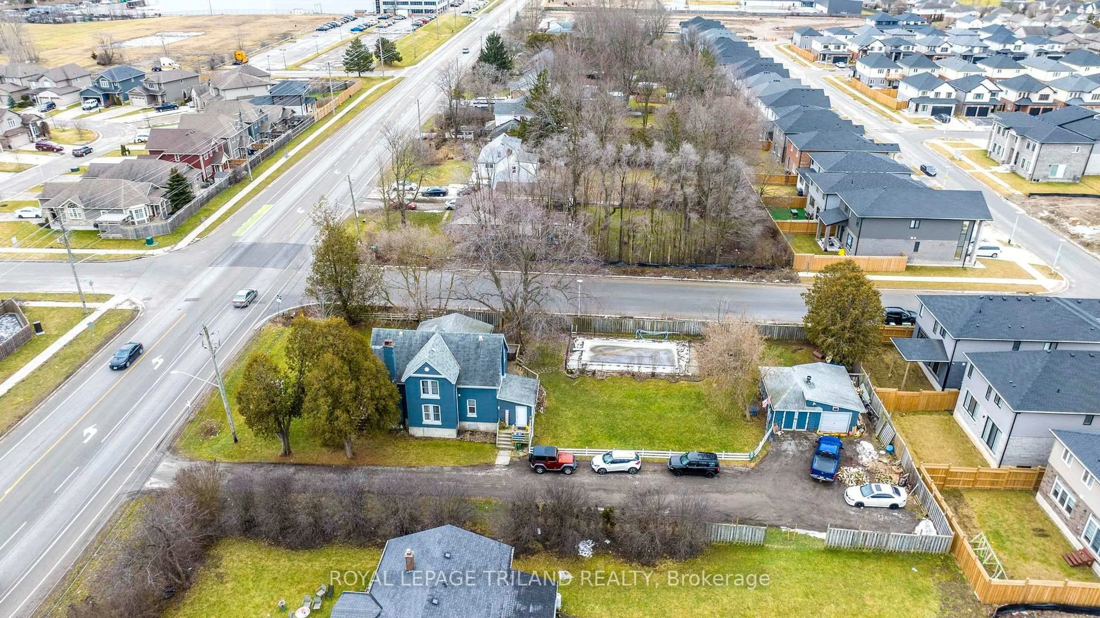 A pic from outside/outdoor area/front of a property/back of a property/a pic from drone, street for 3077 White Oak Rd, London South Ontario N6E 1L7