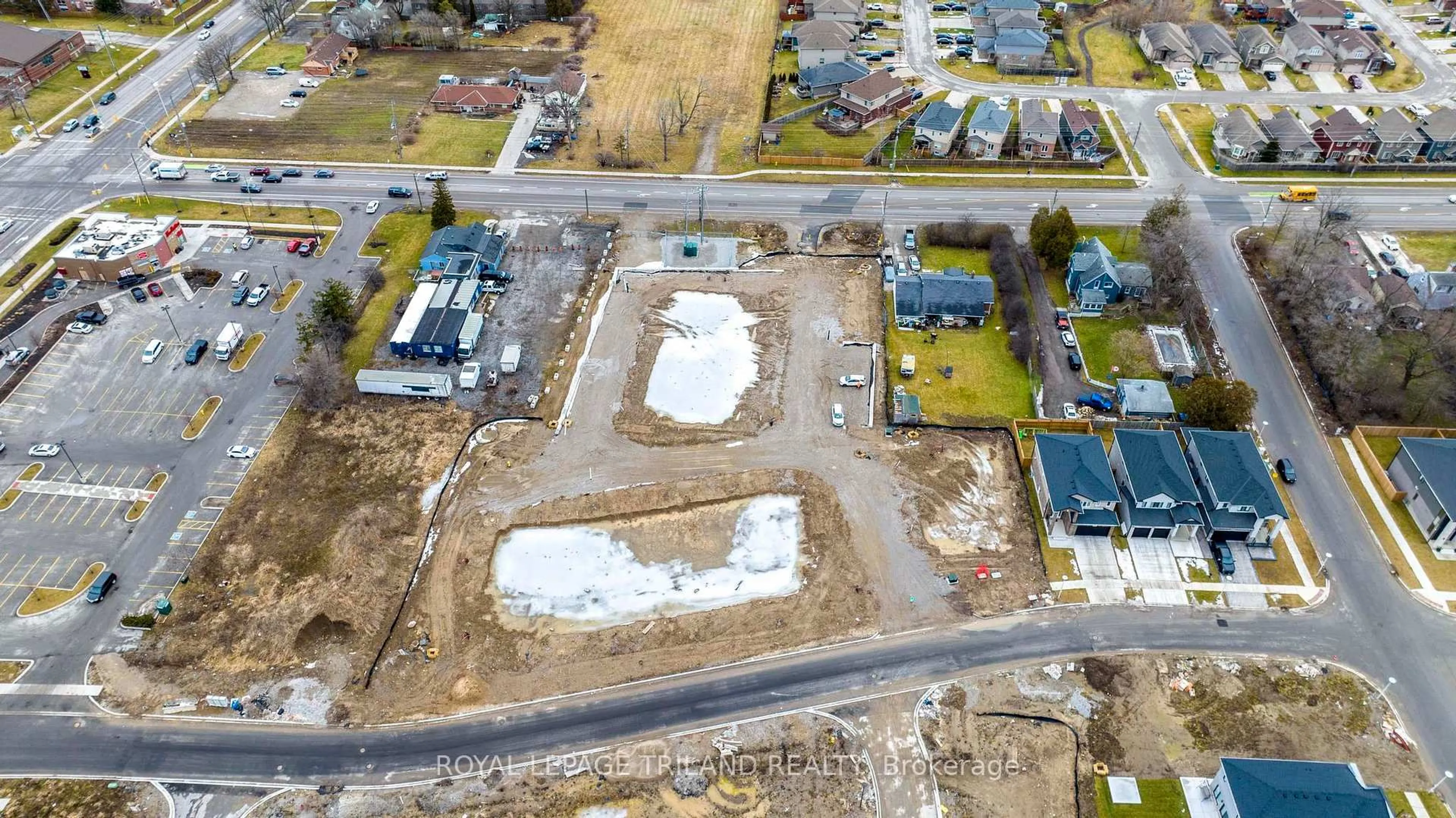 A pic from outside/outdoor area/front of a property/back of a property/a pic from drone, street for 3077 White Oak Rd, London South Ontario N6E 1L7