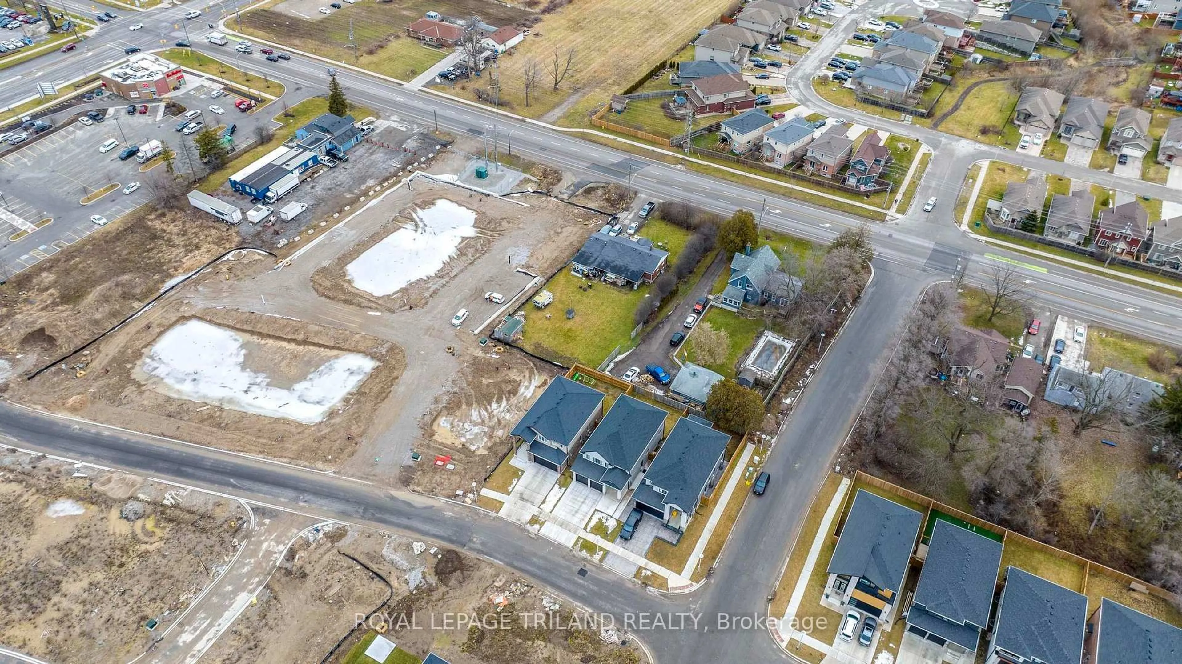 A pic from outside/outdoor area/front of a property/back of a property/a pic from drone, street for 3077 White Oak Rd, London South Ontario N6E 1L7