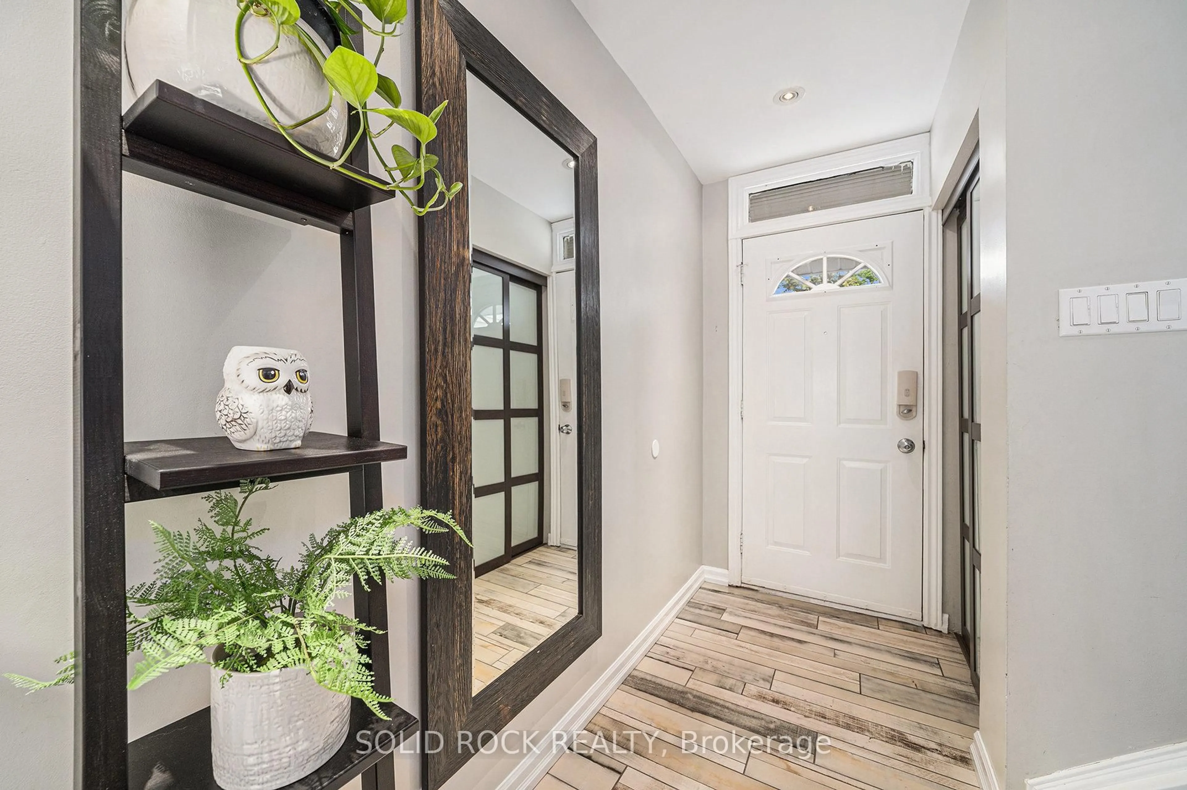 Indoor entryway for 116 Mcclellan Rd, Ottawa Ontario K2H 5V9