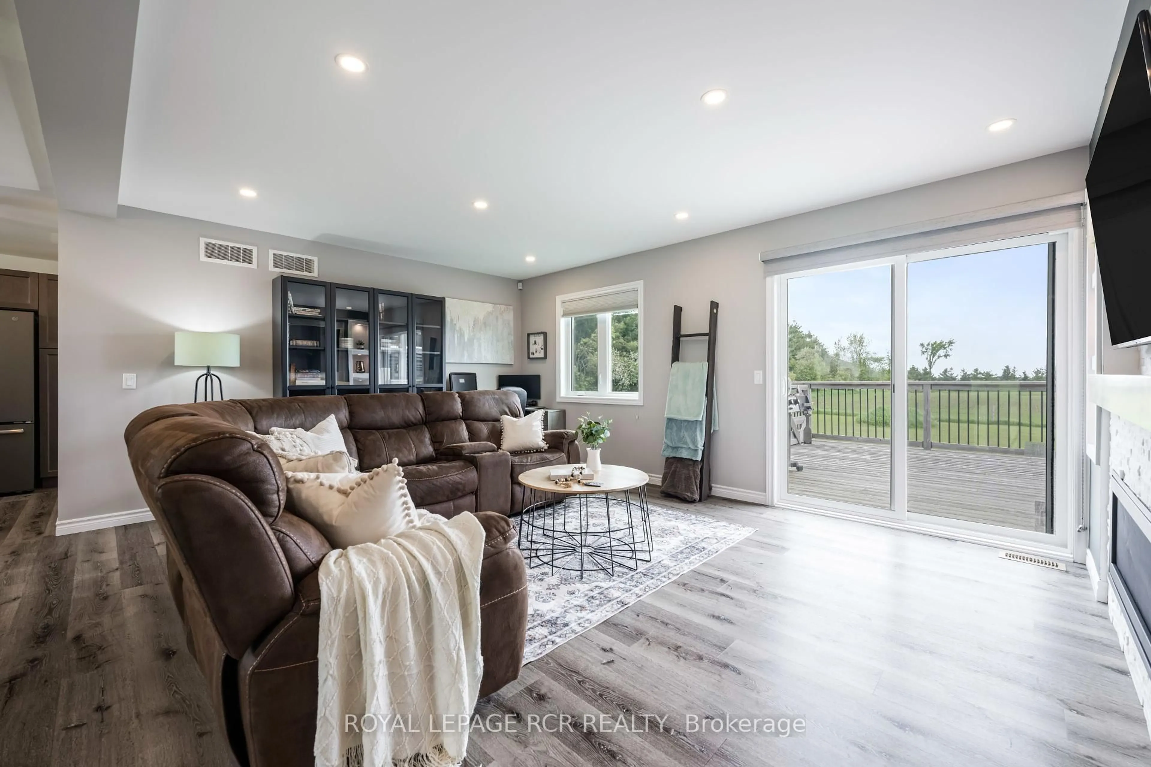 Living room with furniture, unknown for 384345 Sideroad 20, Amaranth Ontario L9W 3Z2