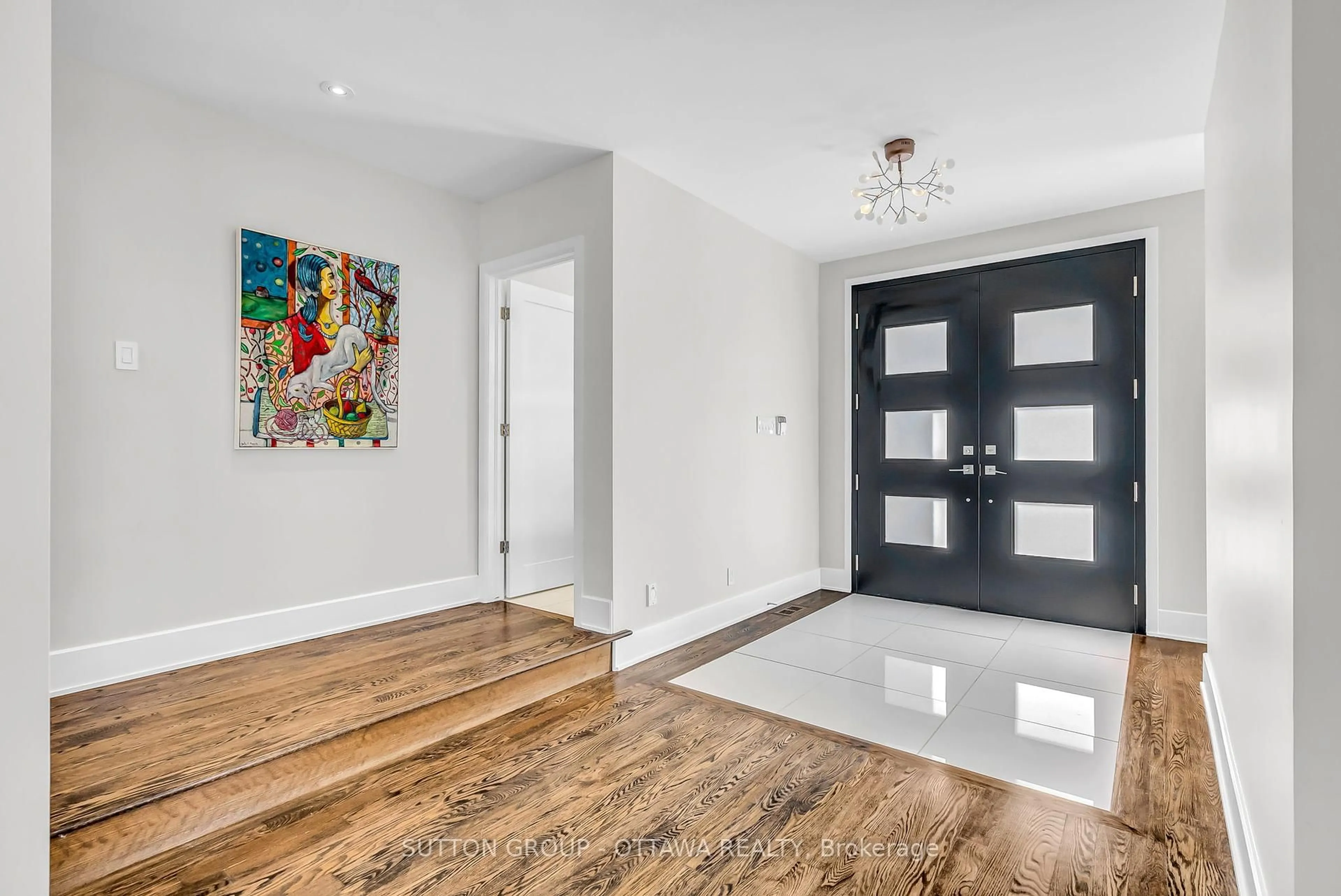 Indoor entryway for 333 SUMMIT Ave, Ottawa Ontario K1H 5Z7