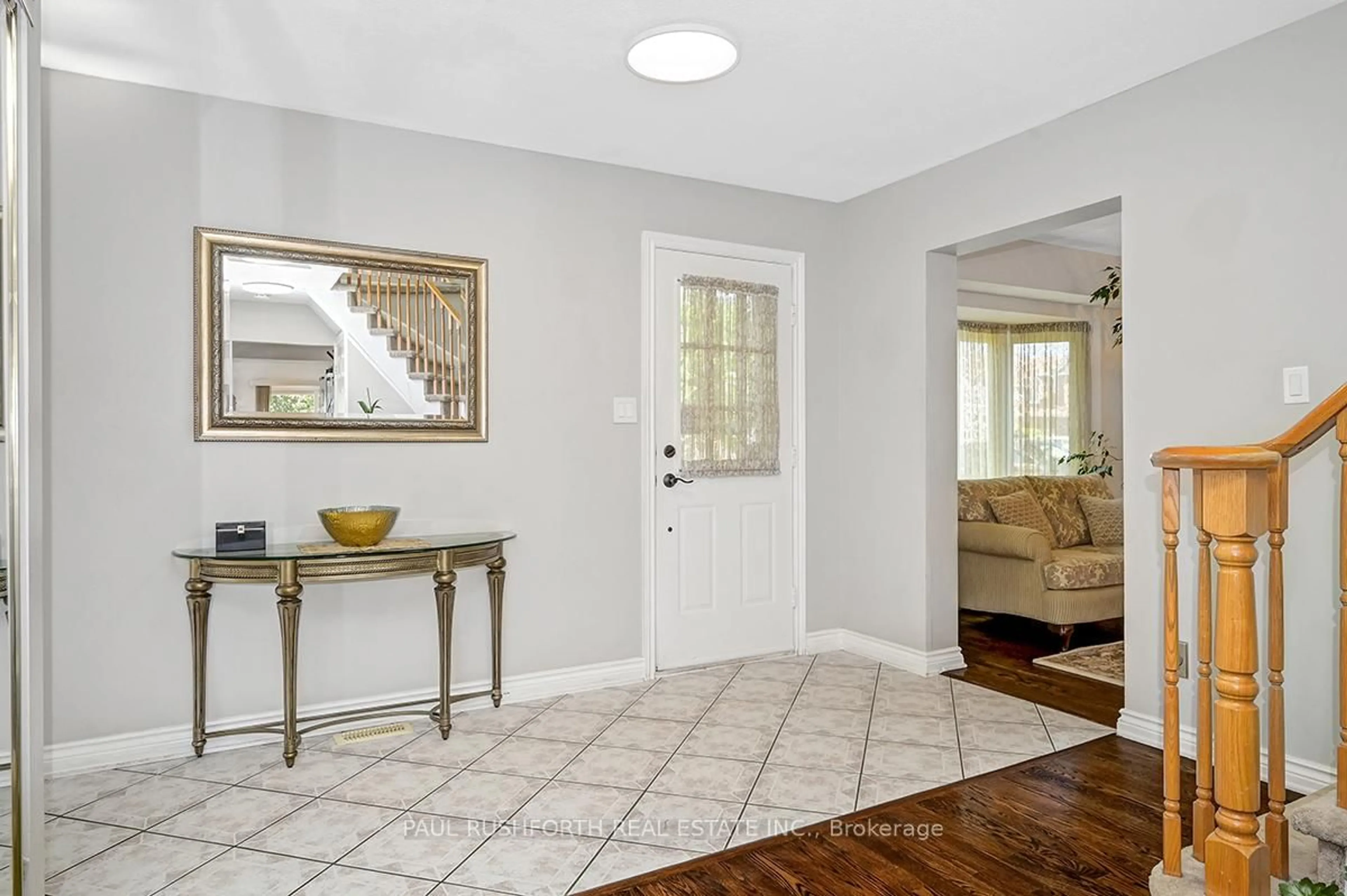 Indoor entryway for 76 Chickasaw Cres, Kanata Ontario K2M 1M7