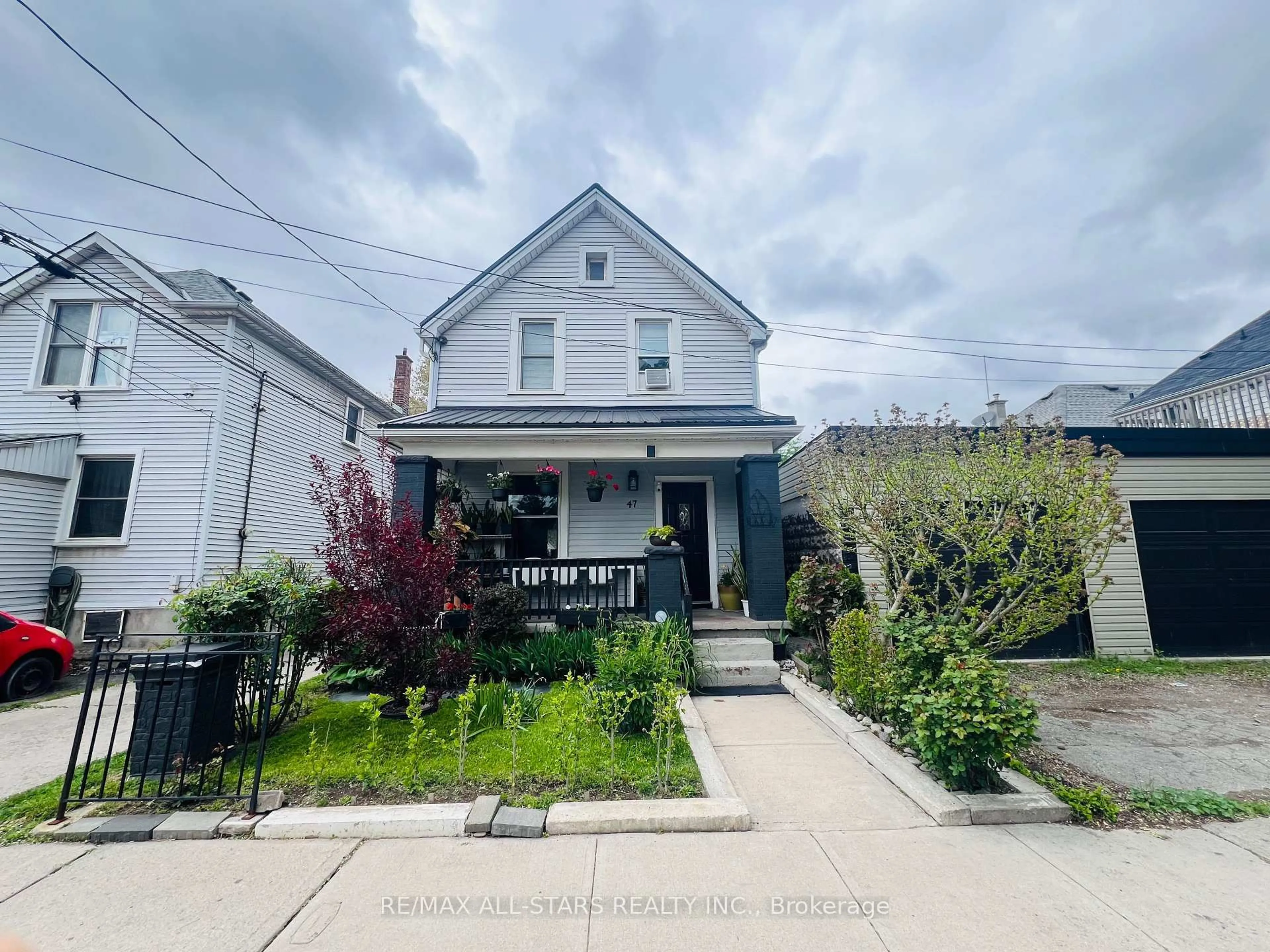 A pic from outside/outdoor area/front of a property/back of a property/a pic from drone, street for 47 Douglas Ave, Hamilton Ontario L8L 5R1