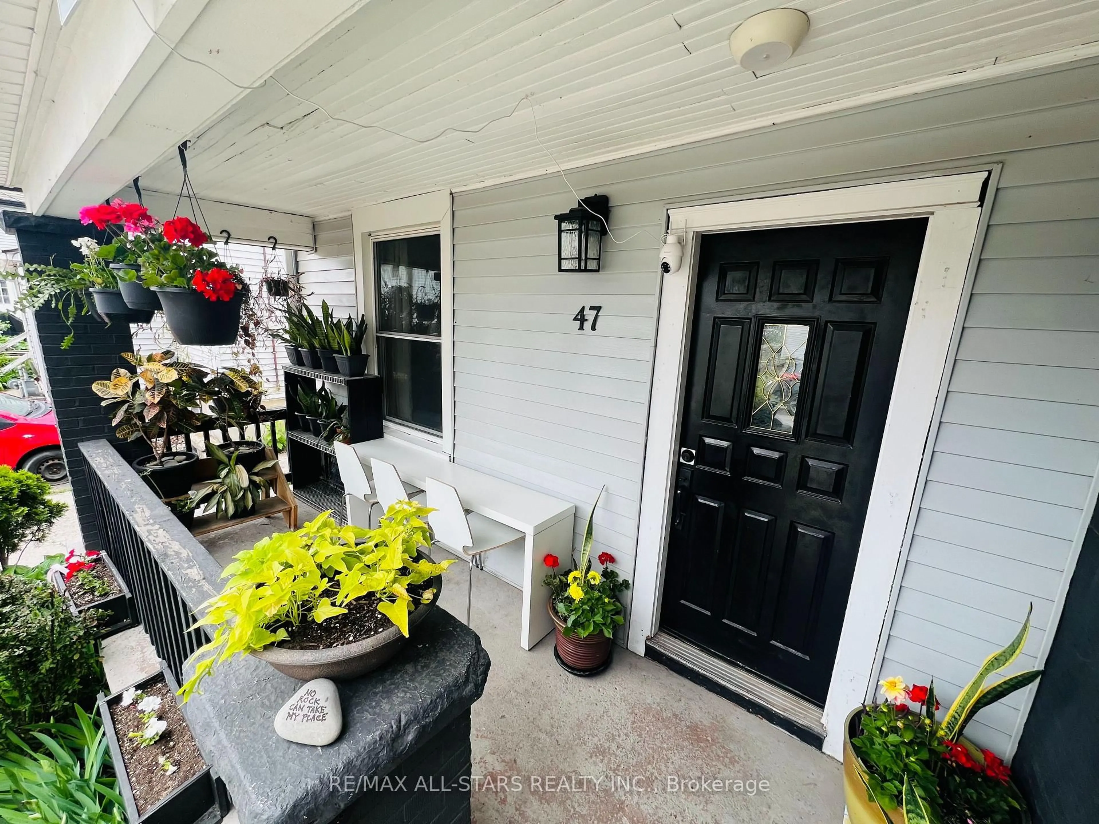 Indoor entryway for 47 Douglas Ave, Hamilton Ontario L8L 5R1