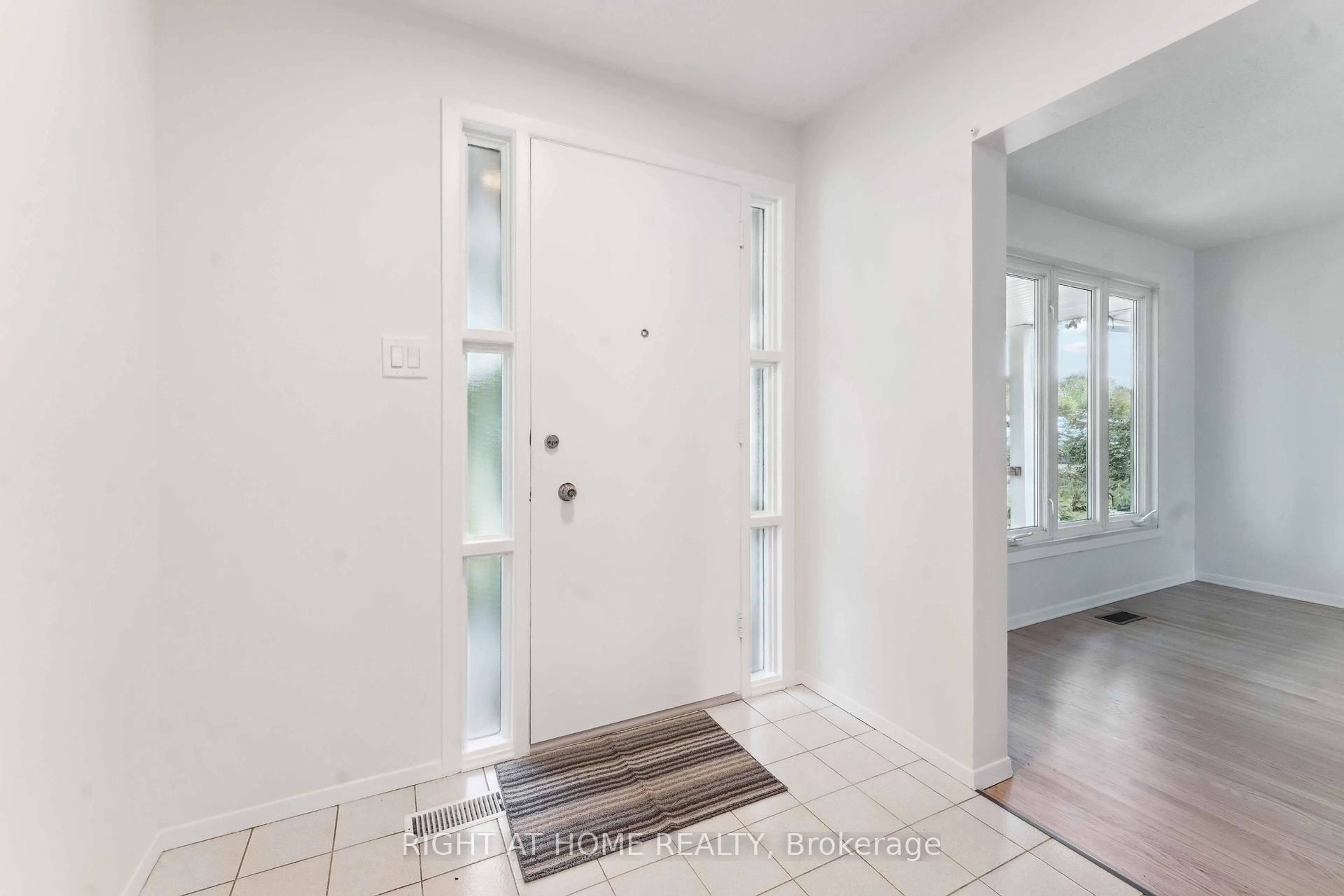 Indoor entryway for 788 Eastvale Dr, Ottawa Ontario K1J 7A1