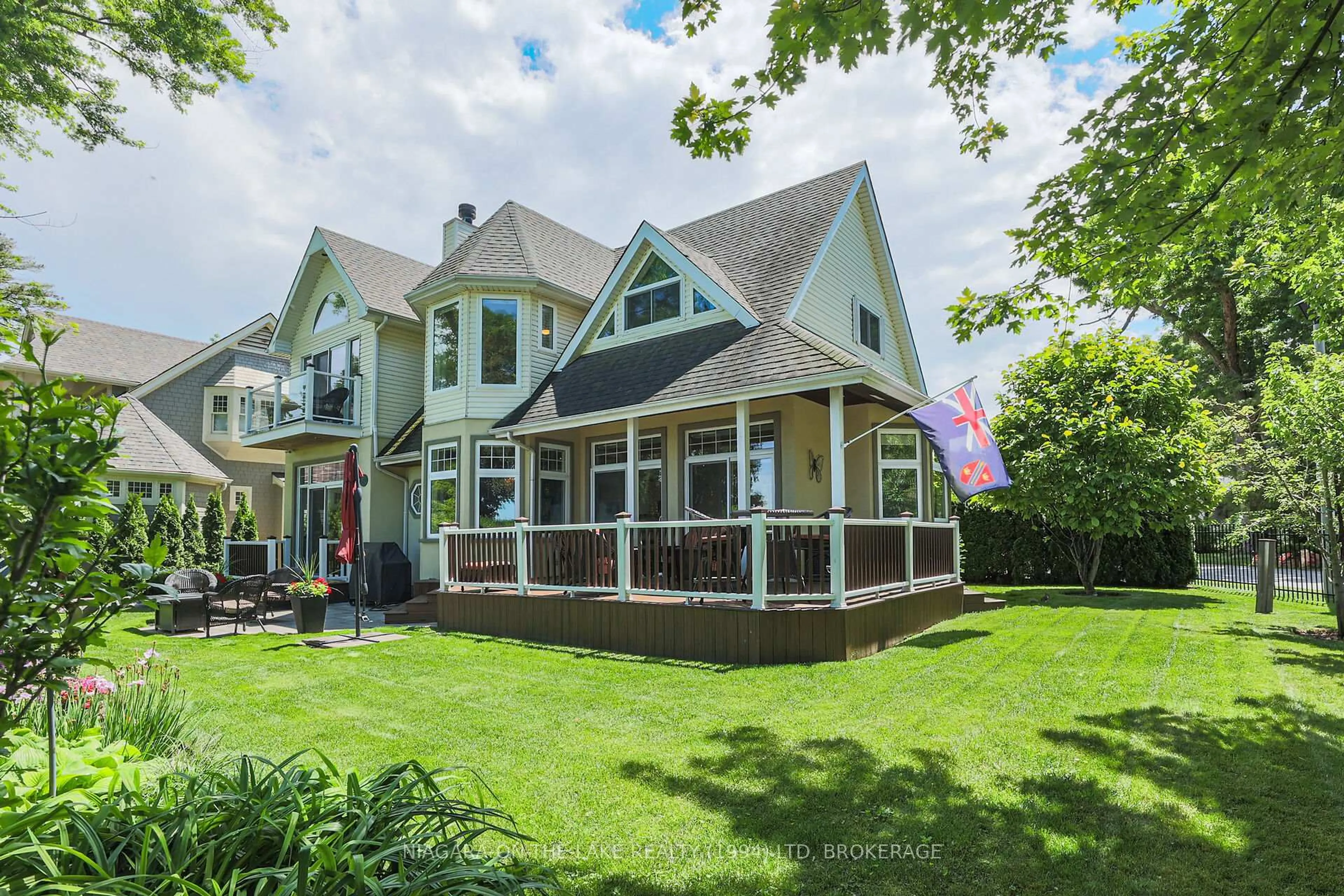 Home with vinyl exterior material, unknown for 572 Niagara Blvd, Niagara-on-the-Lake Ontario L0S 1J0