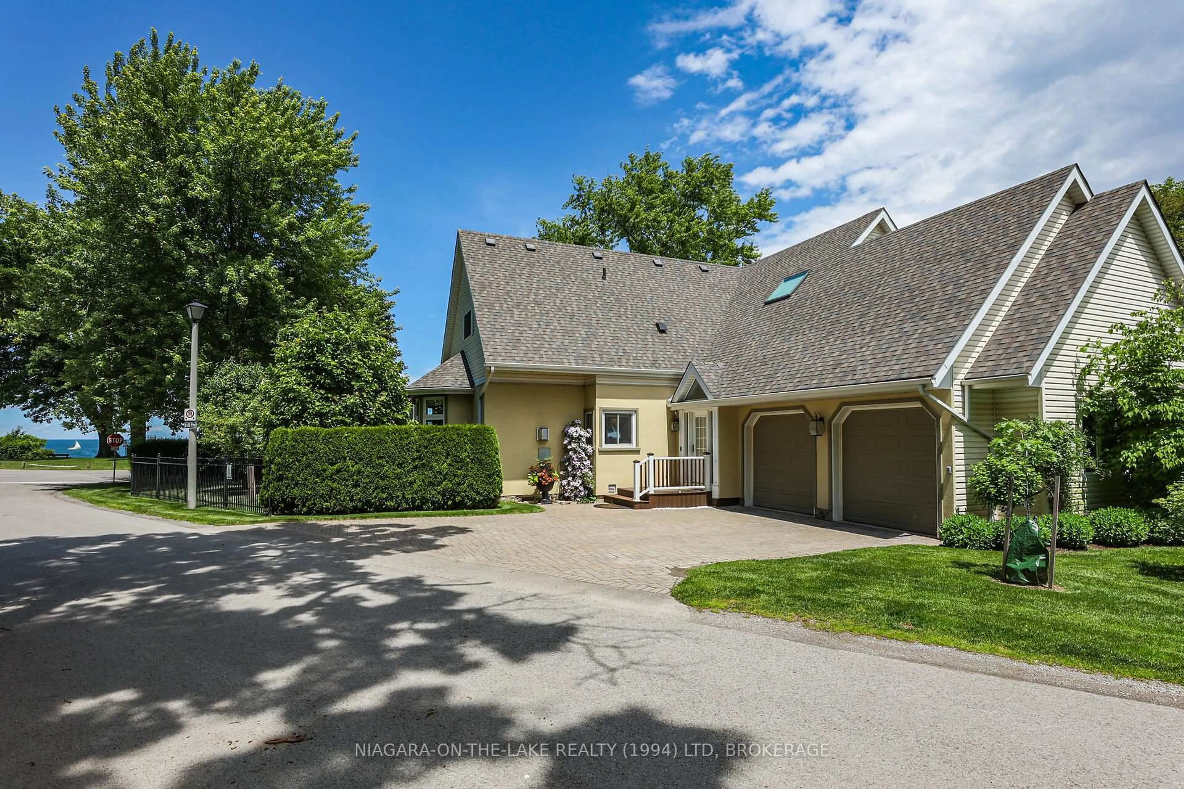 A pic from outside/outdoor area/front of a property/back of a property/a pic from drone, street for 572 Niagara Blvd, Niagara-on-the-Lake Ontario L0S 1J0