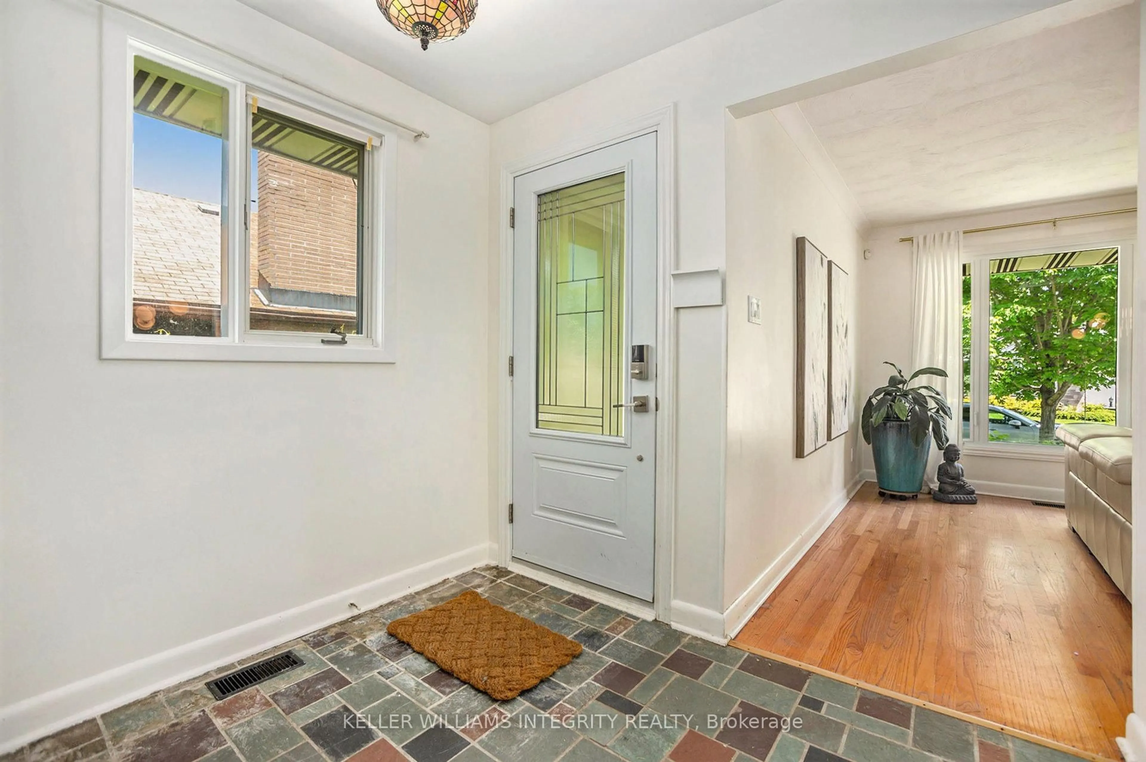 Indoor entryway for 1244 Tara Dr, Ottawa Ontario K2C 2H5