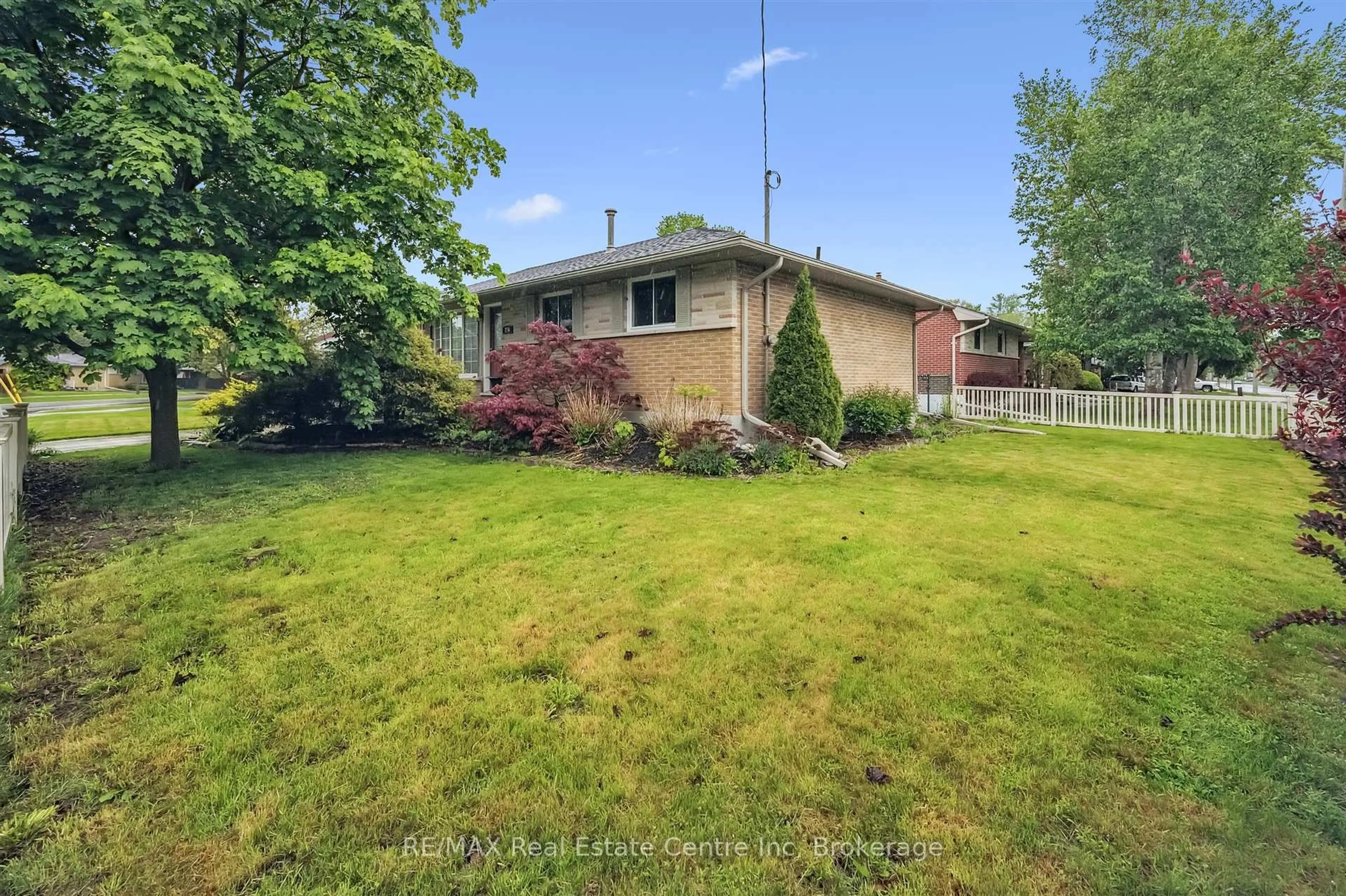 A pic from outside/outdoor area/front of a property/back of a property/a pic from drone, unknown for 756 CAMBRIDGE St, Woodstock Ontario N4S 4V6