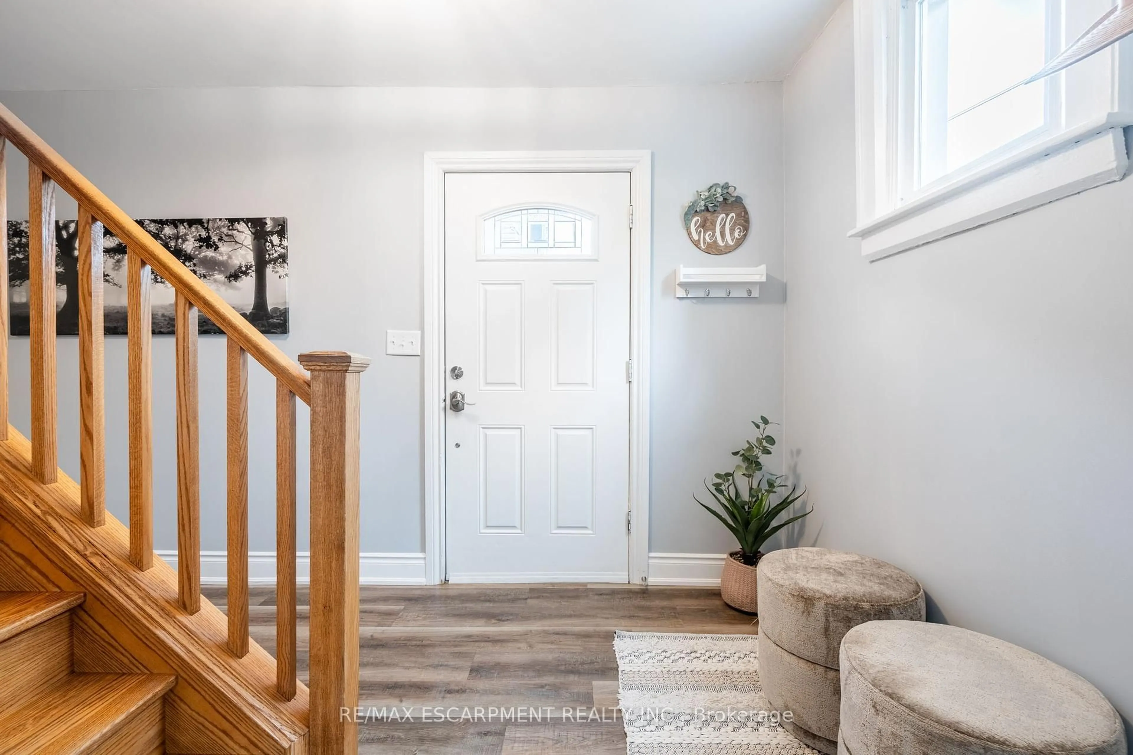 Indoor entryway for 44 Fairview Ave, Hamilton Ontario L8L 7B6