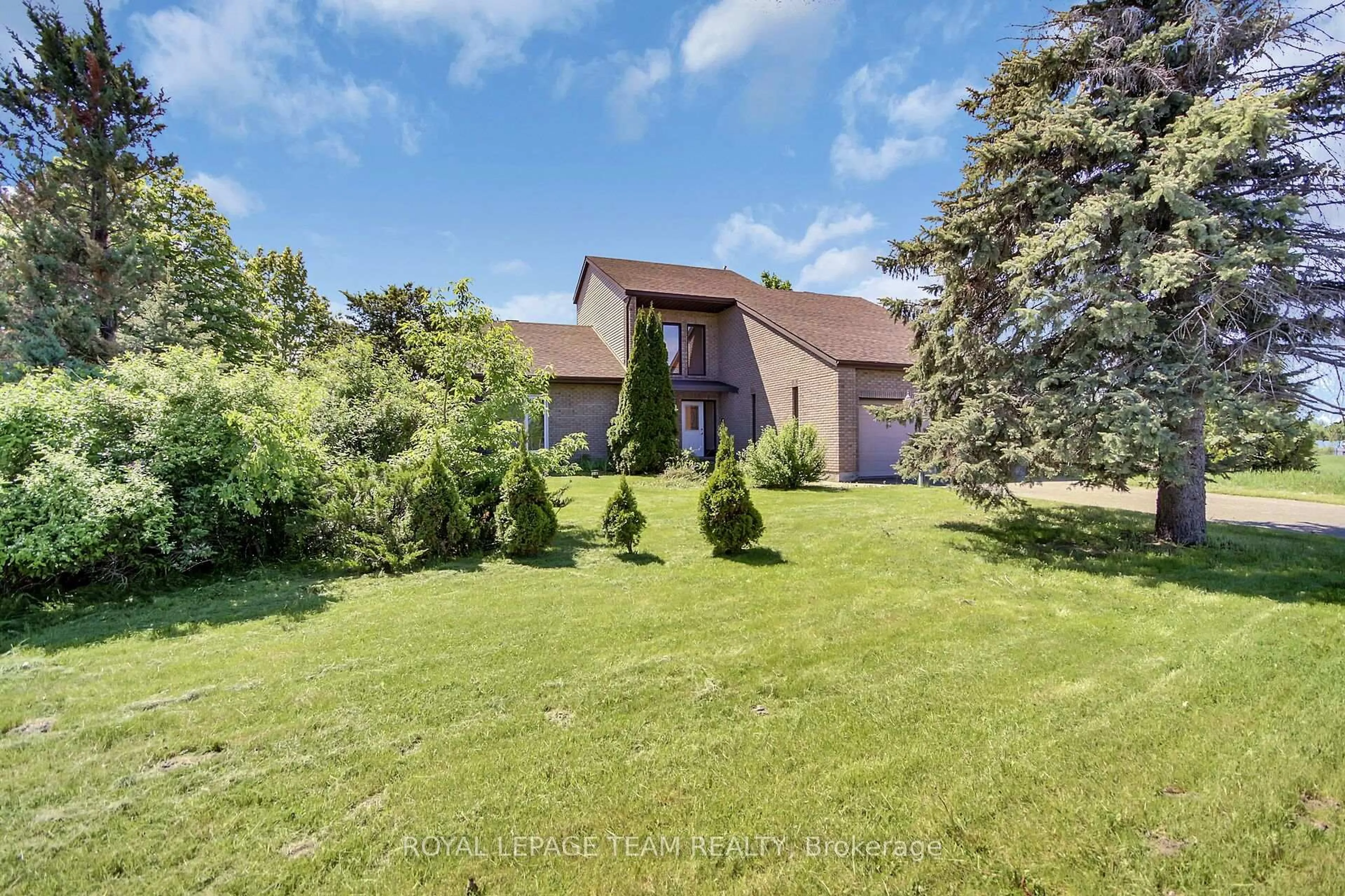 A pic from outside/outdoor area/front of a property/back of a property/a pic from drone, unknown for 2530 Rideau Rd, Ottawa Ontario K1X 1B2