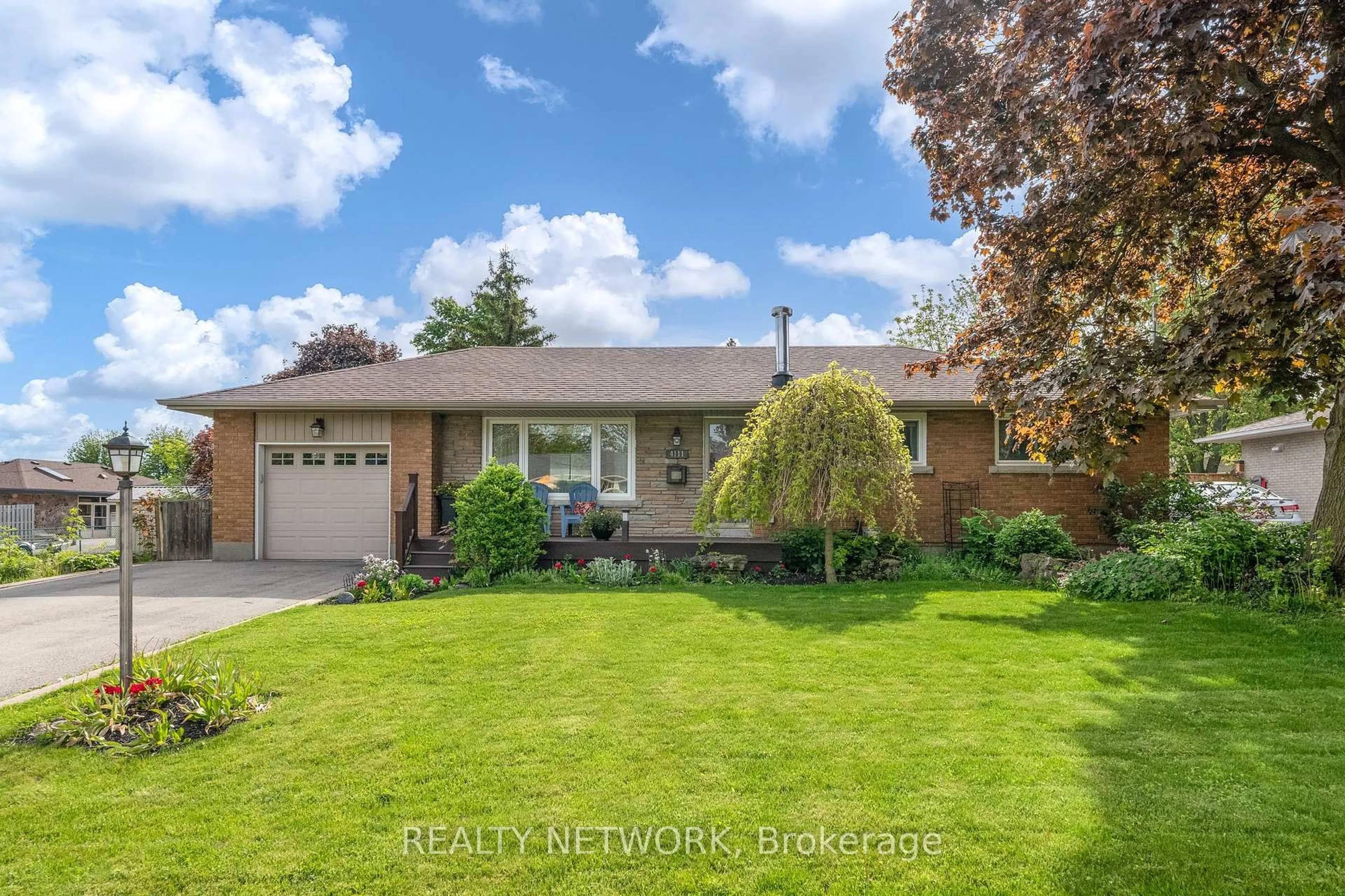 Home with vinyl exterior material, street for 4111 Barry Dr, Lincoln Ontario L3J 0L3