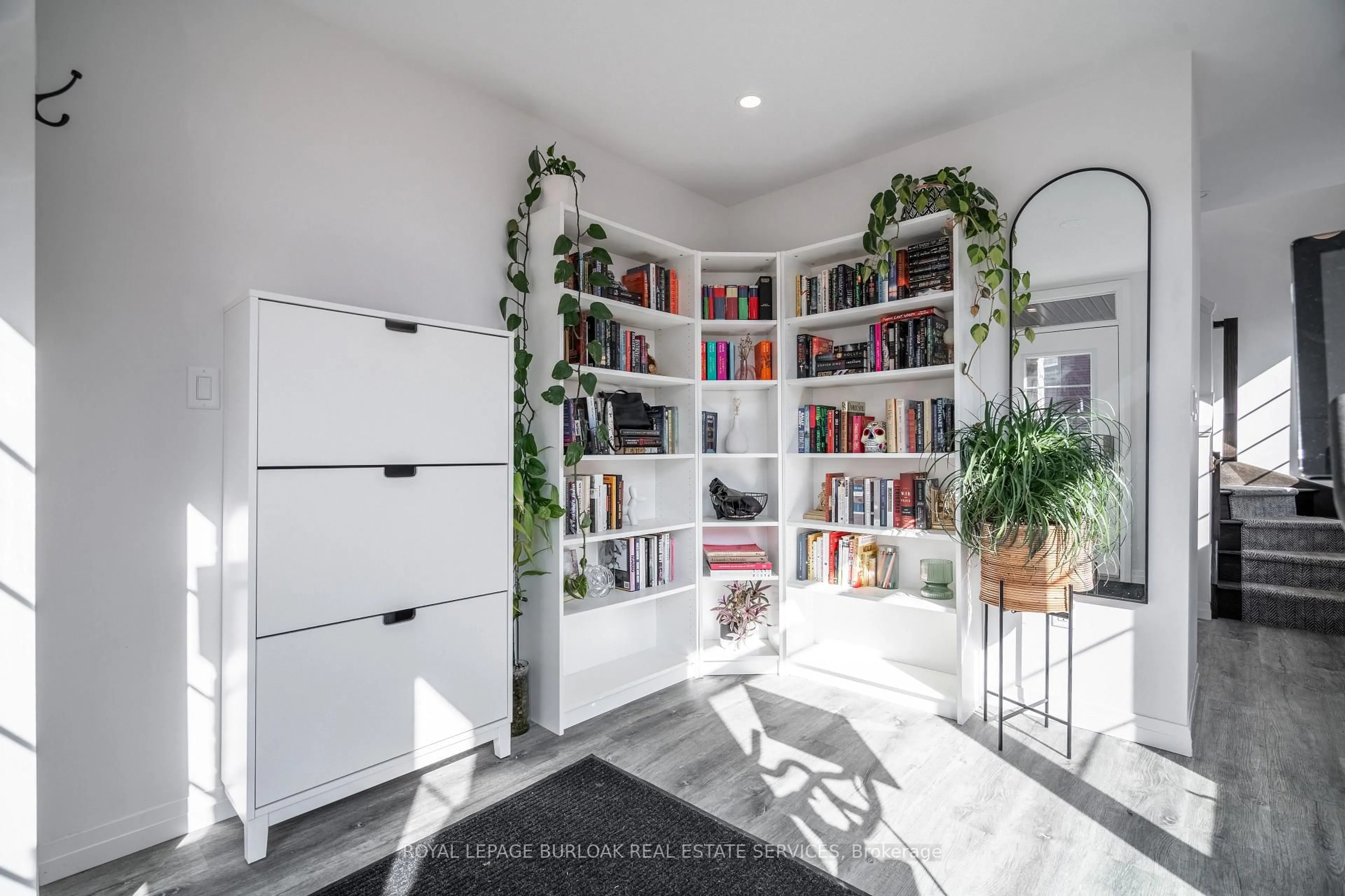 Indoor entryway for 30 Times Square Blvd #68, Hamilton Ontario L8J 0M1