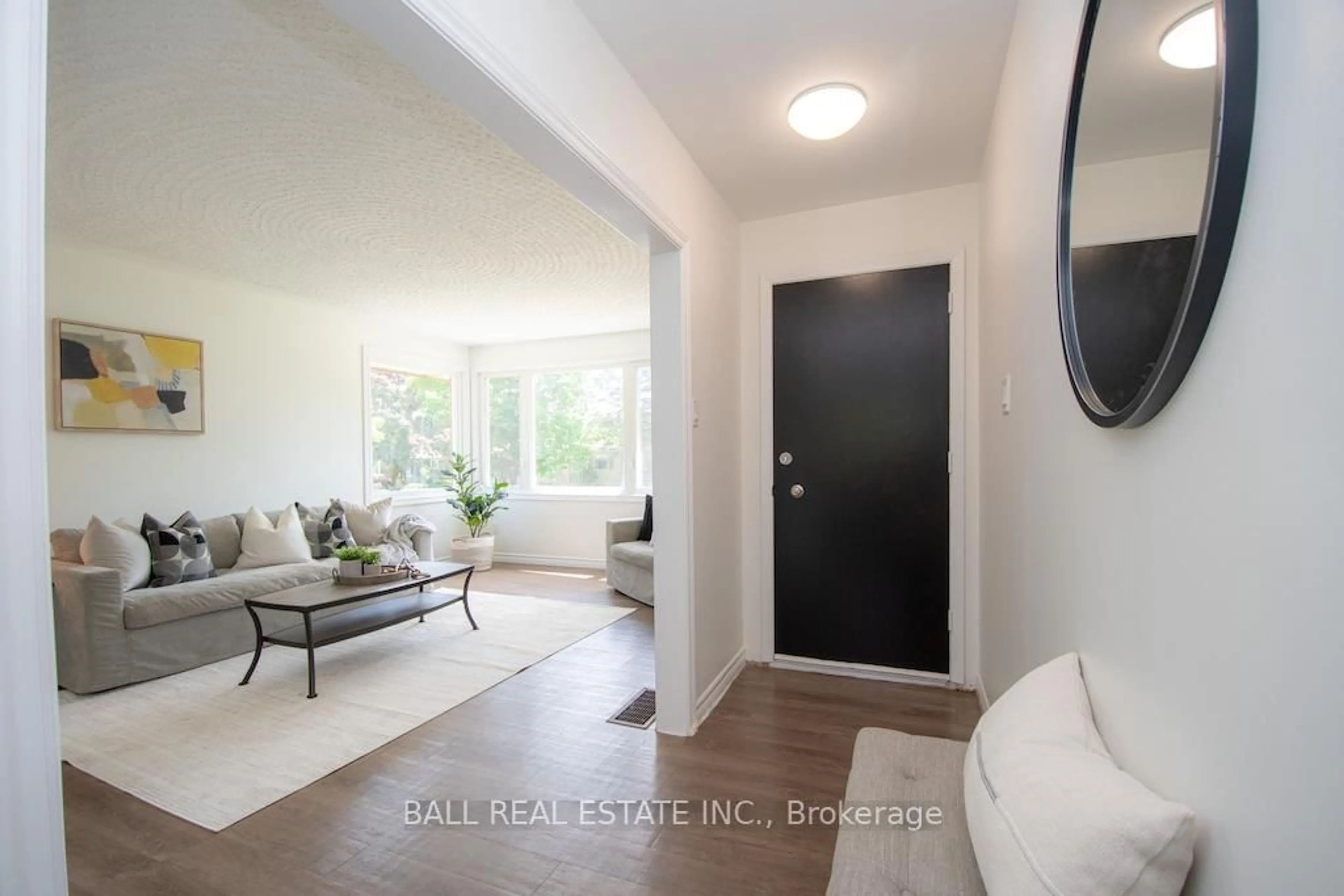 Indoor entryway for 286 Sunset Blvd, Peterborough North Ontario K9H 5L3