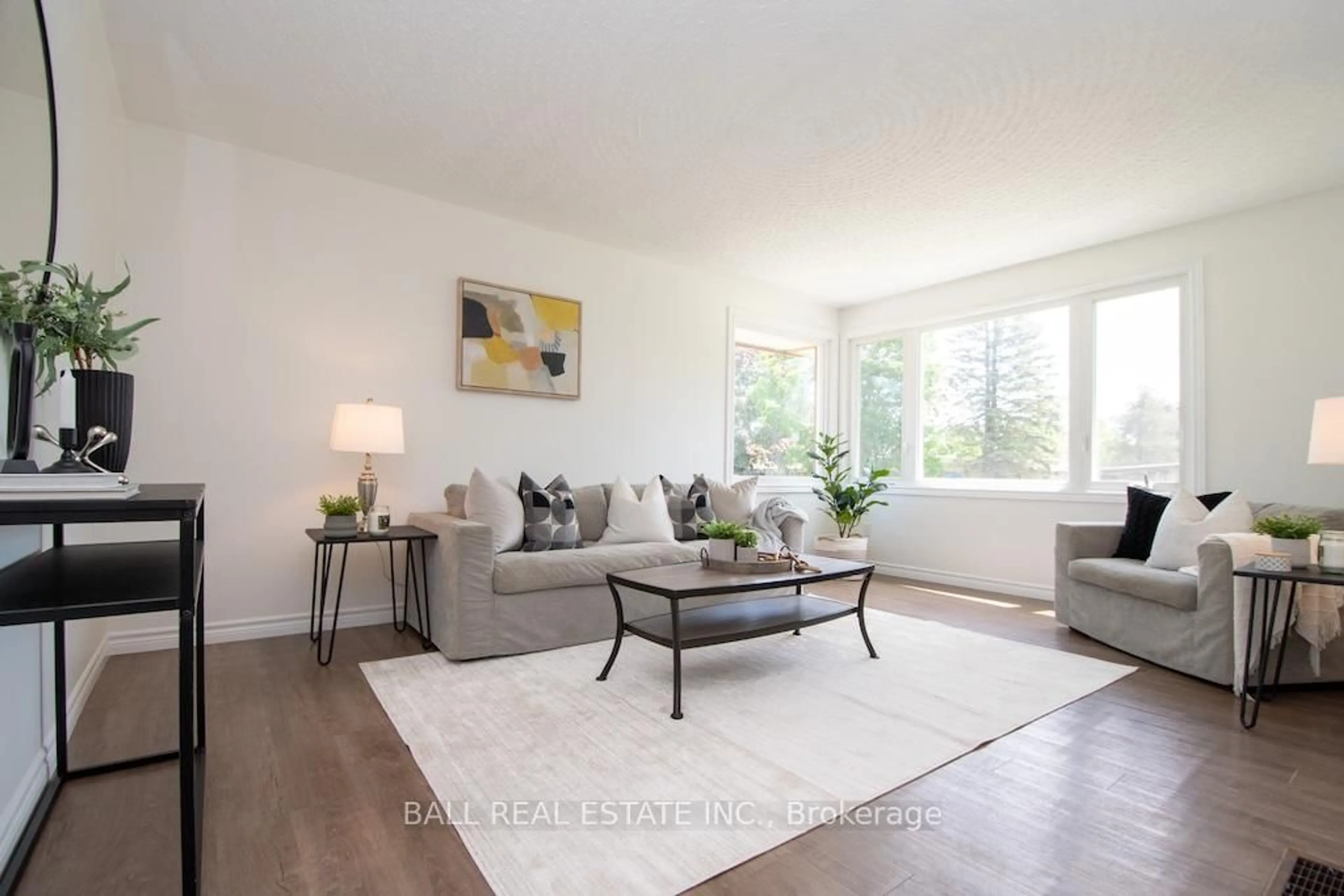 Living room with furniture, wood/laminate floor for 286 Sunset Blvd, Peterborough North Ontario K9H 5L3