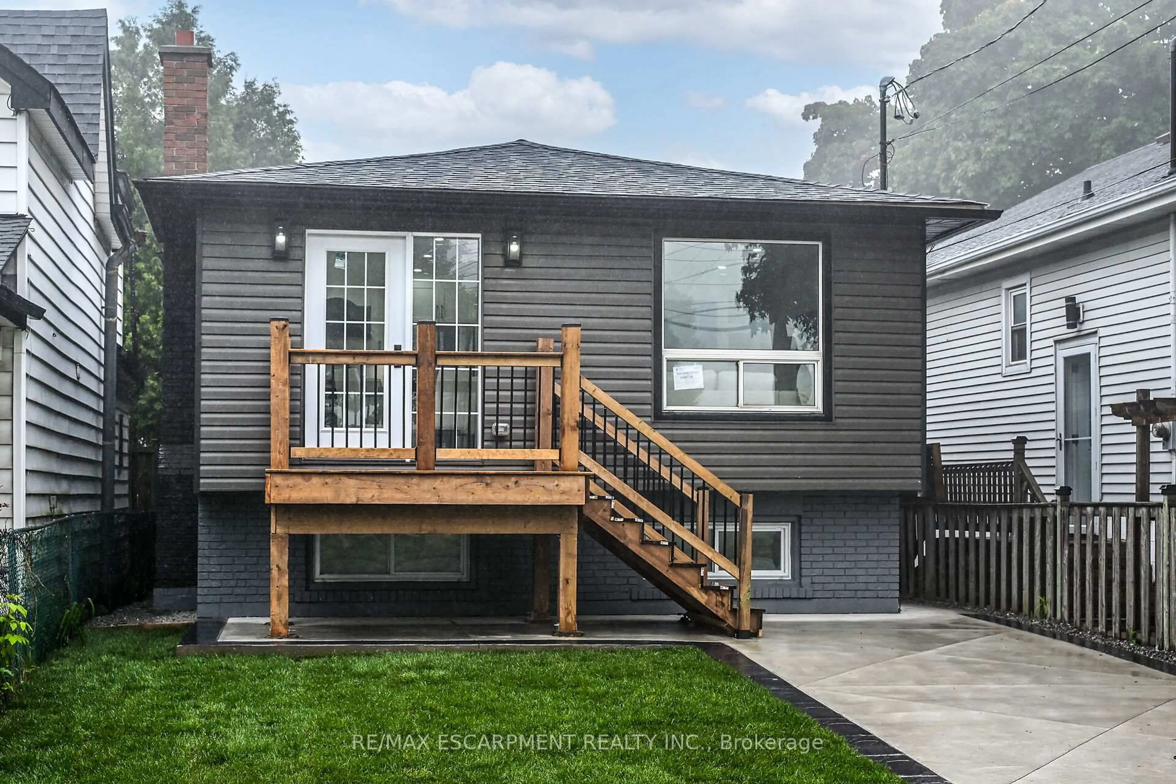 Home with vinyl exterior material, street for 944 Concession St, Hamilton Ontario L8V 1G2
