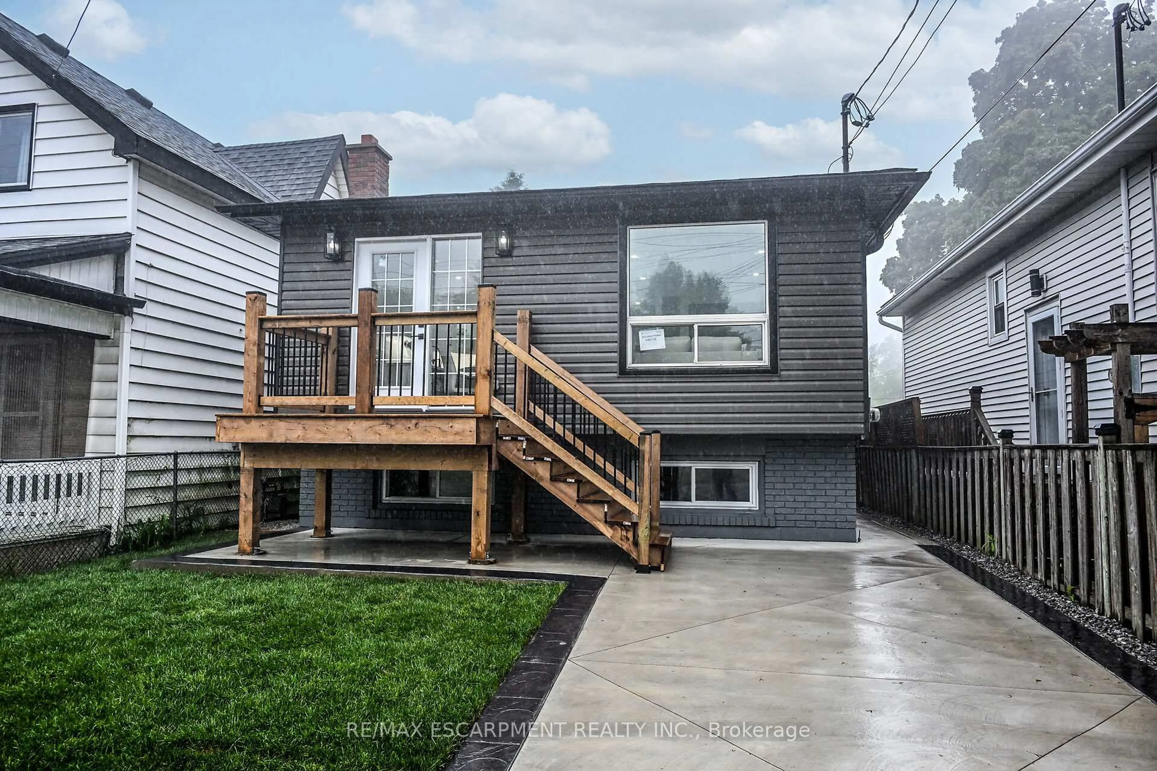 Home with vinyl exterior material, street for 944 Concession St, Hamilton Ontario L8V 1G2