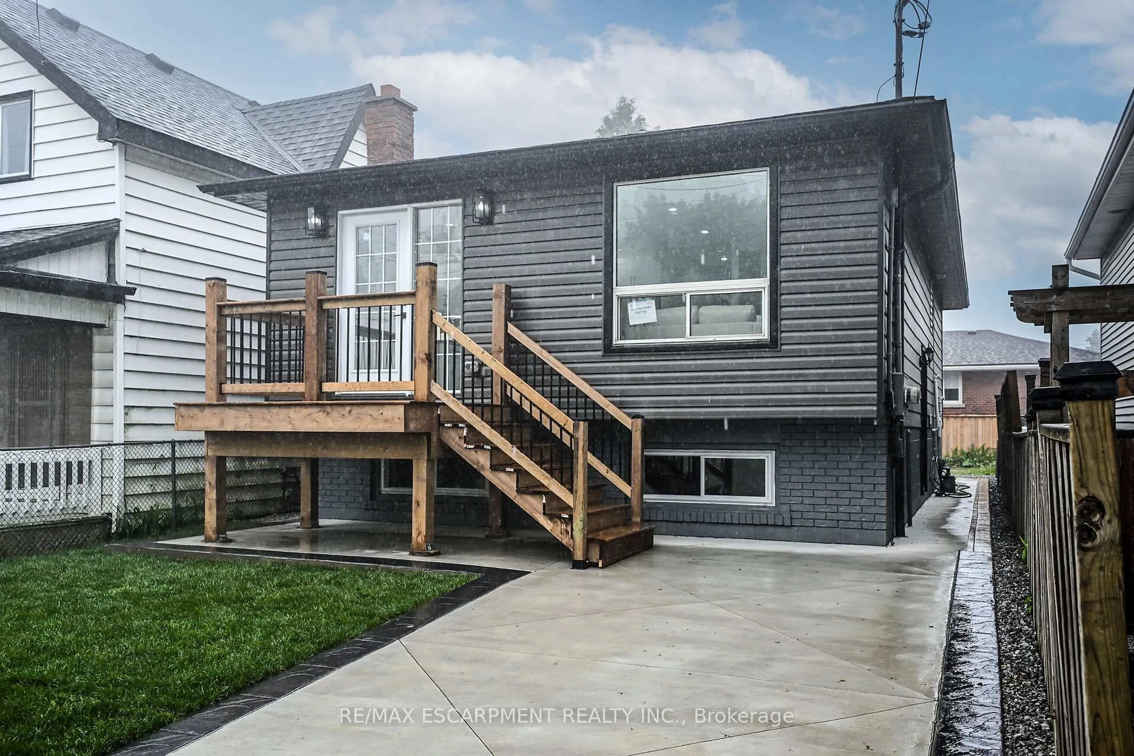 Home with vinyl exterior material, street for 944 Concession St, Hamilton Ontario L8V 1G2
