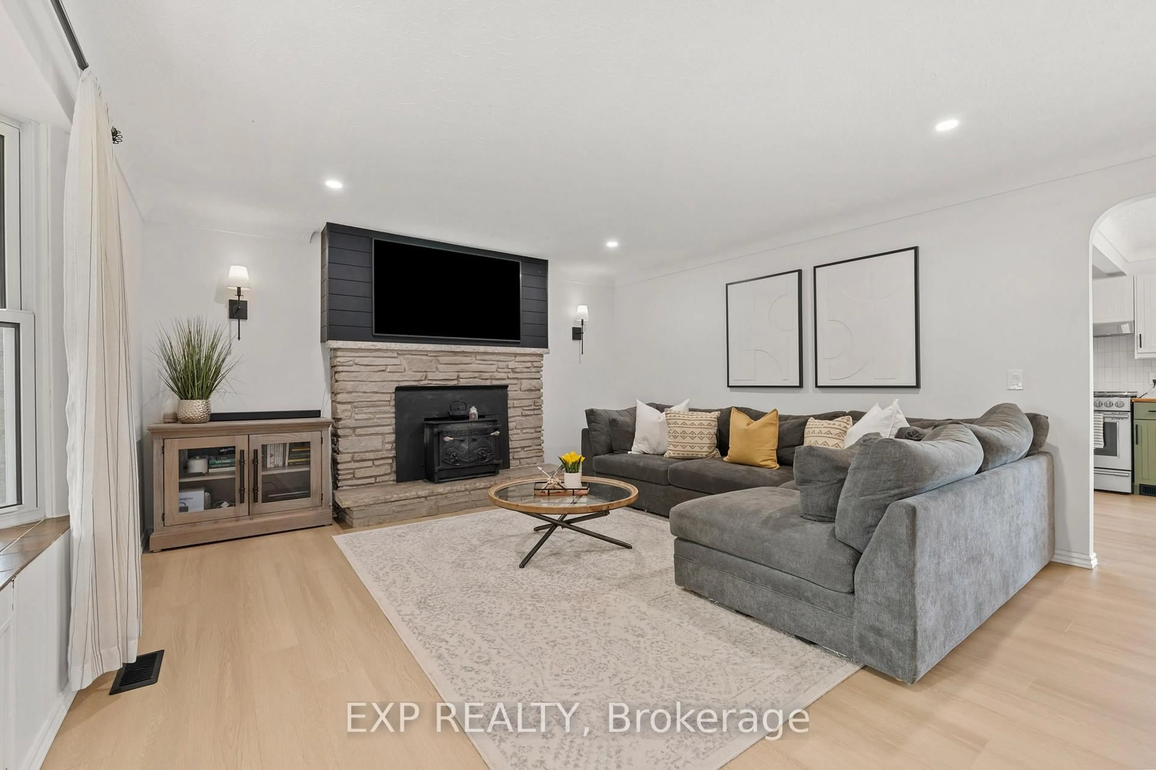 Living room with furniture, unknown for 21419 OUTRED Rd, Wainfleet Ontario L3K 5V4