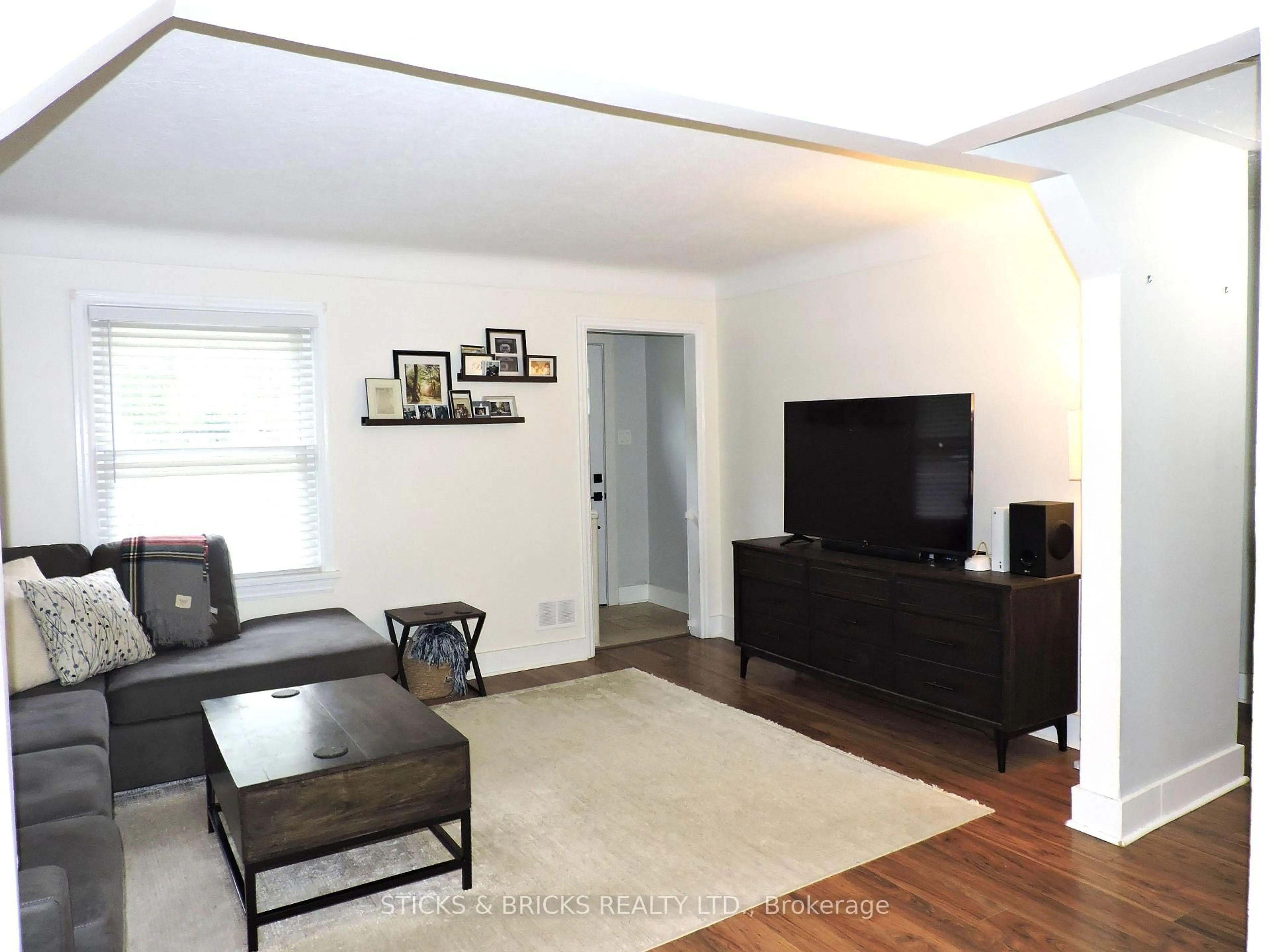 Living room with furniture, unknown for 4881 Law Ave, Niagara Falls Ontario L2E 5B1