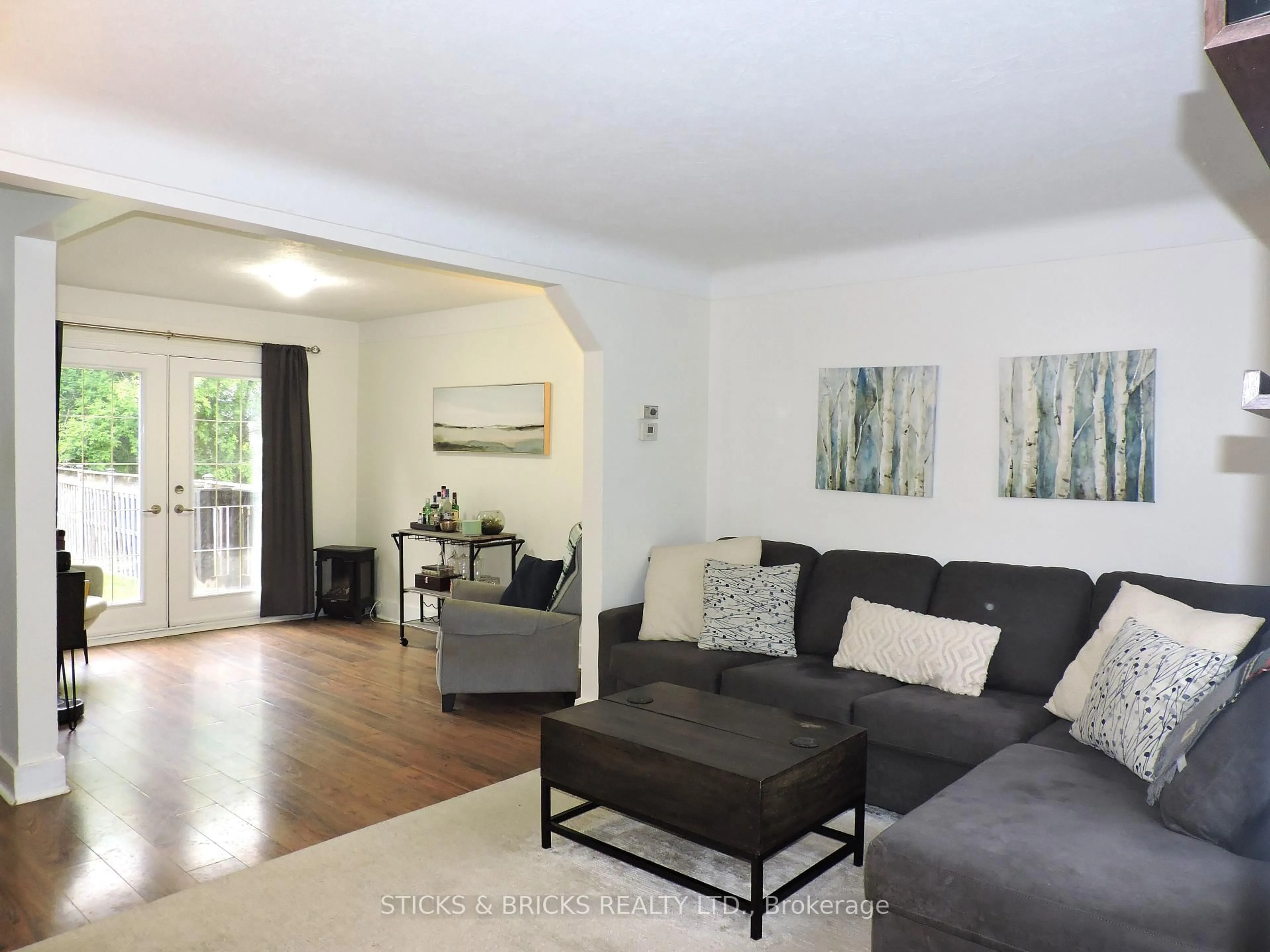 Living room with furniture, unknown for 4881 Law Ave, Niagara Falls Ontario L2E 5B1