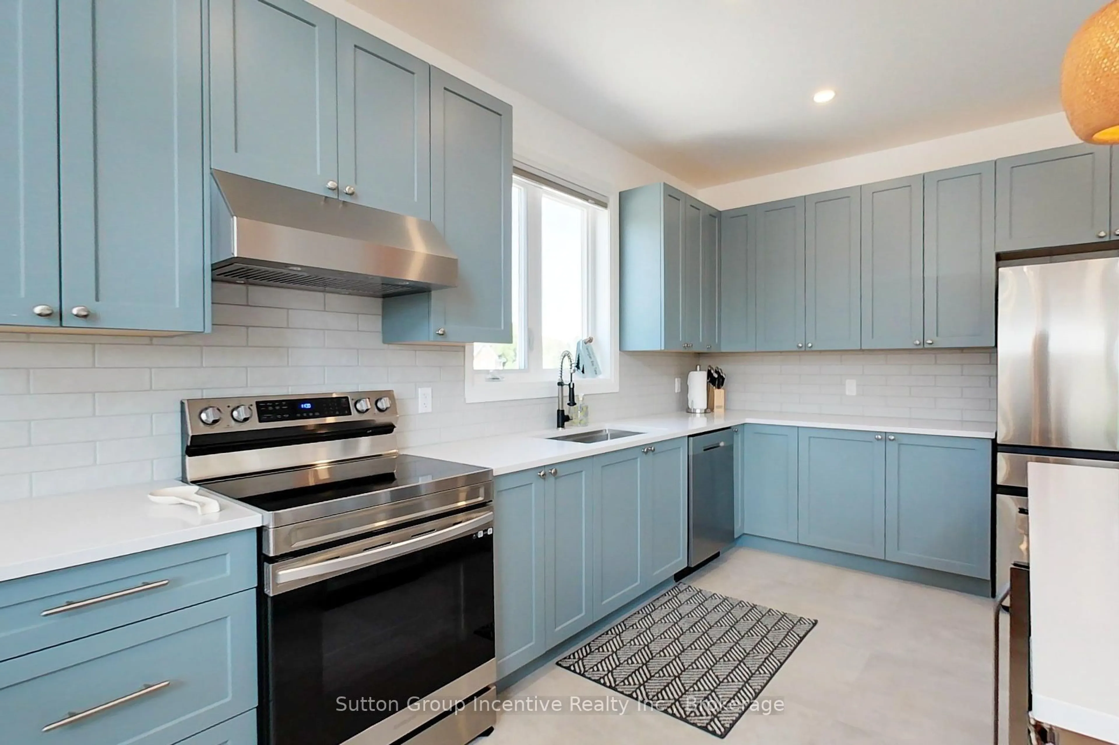 Contemporary kitchen, ceramic/tile floor for 130 Arlberg Cres, Blue Mountains Ontario L9Y 0M1