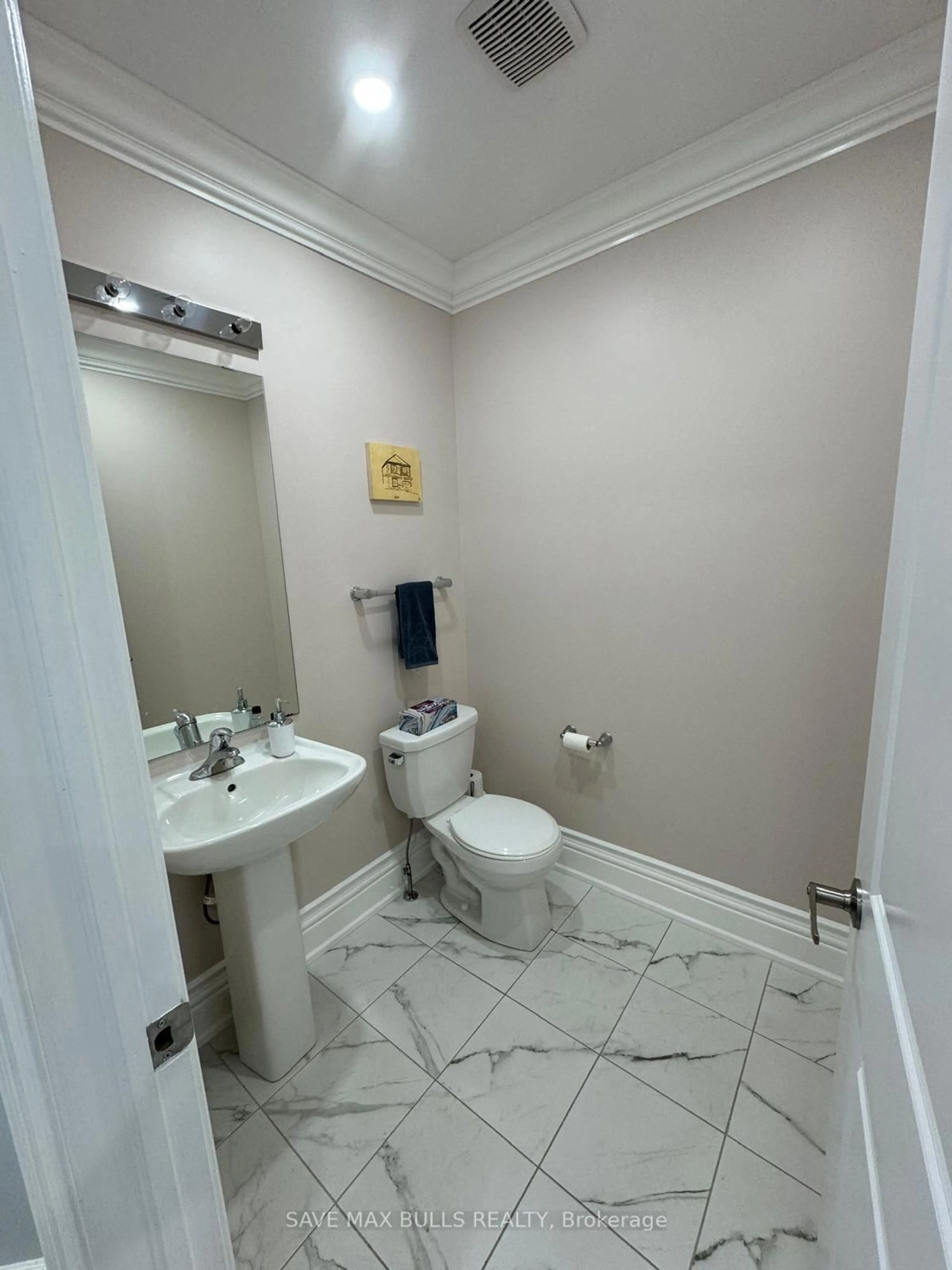 Standard bathroom, floor is not visible for 17 COTTONWOOD Cres, Welland Ontario L3B 0J3