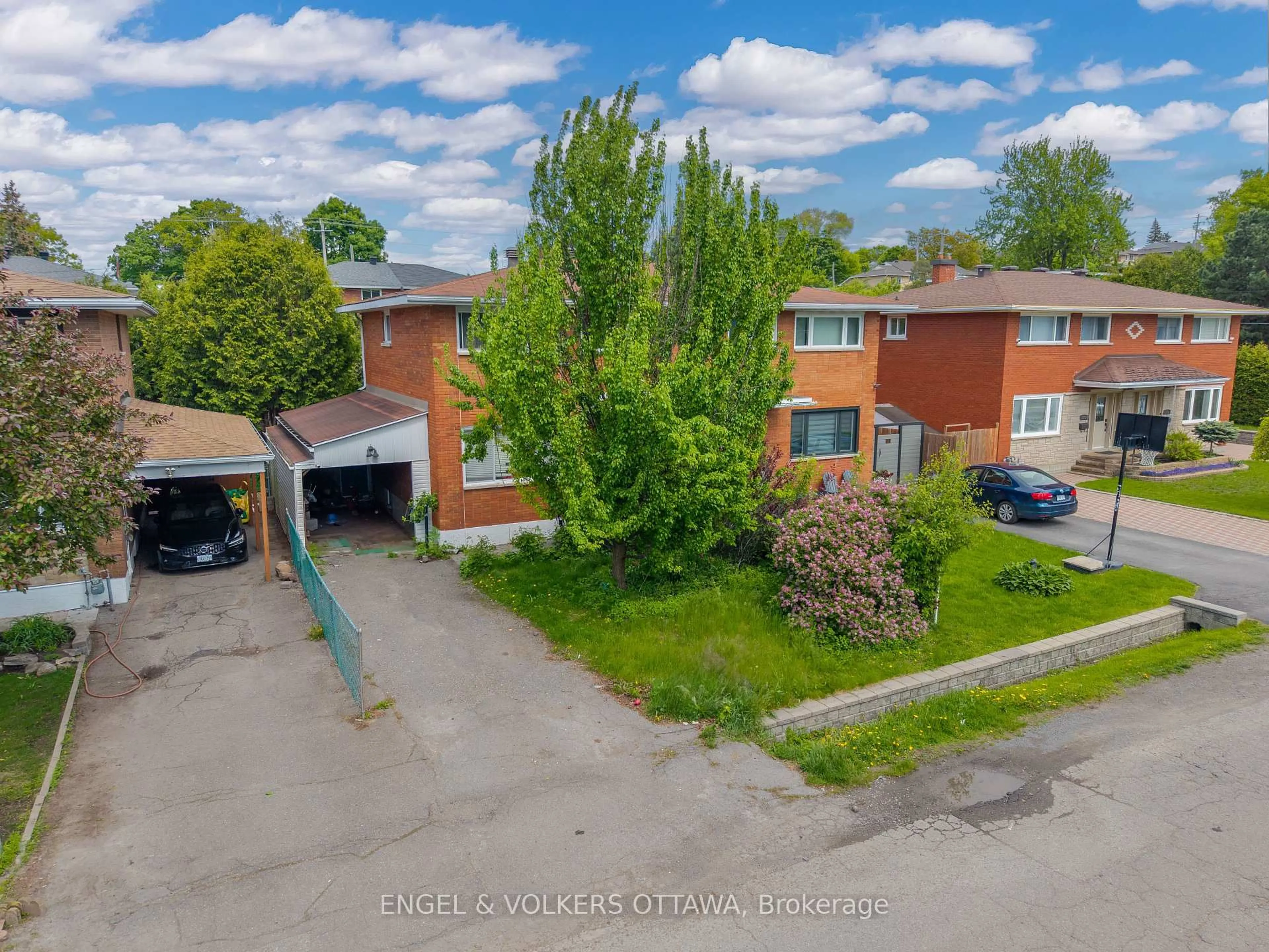 A pic from outside/outdoor area/front of a property/back of a property/a pic from drone, street for 369 Zephyr Ave, Ottawa Ontario K2B 5Z9