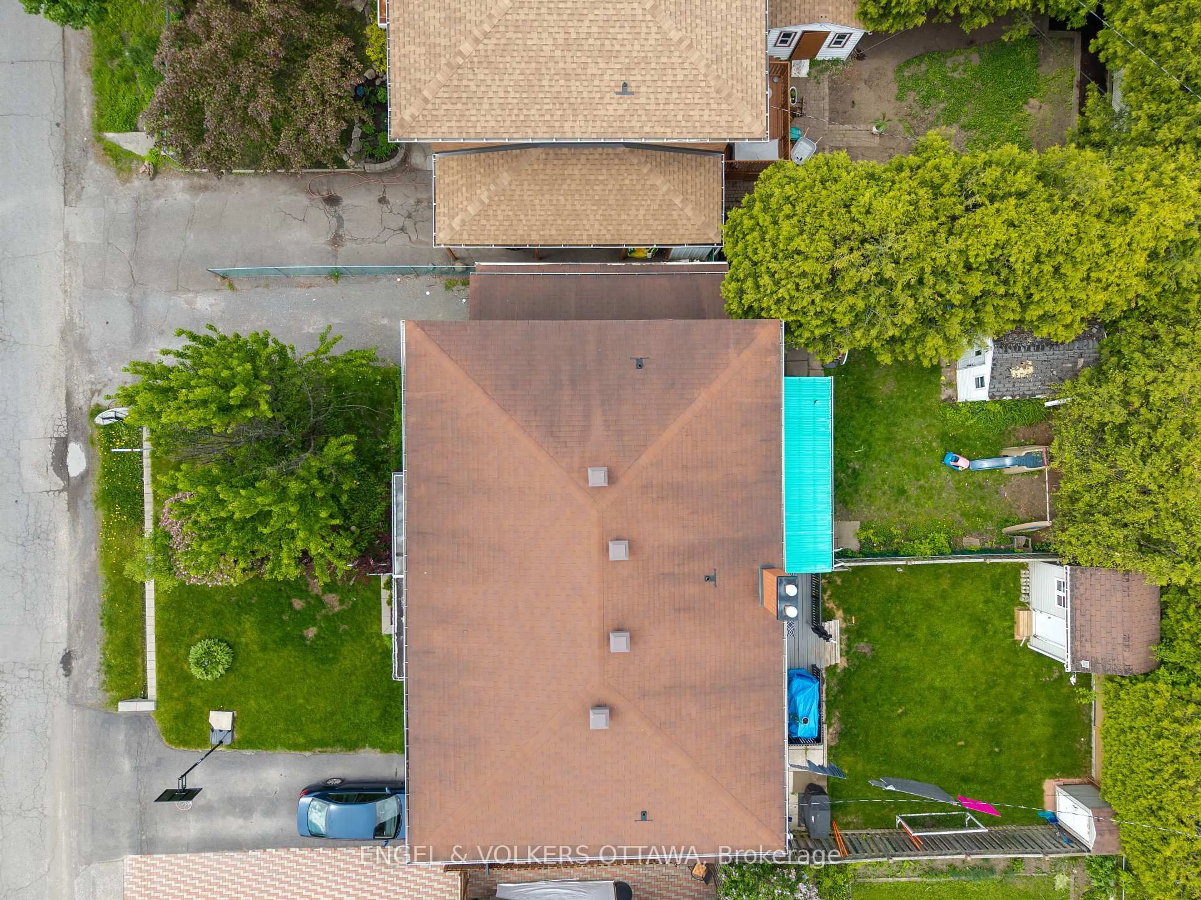 A pic from outside/outdoor area/front of a property/back of a property/a pic from drone, street for 369 Zephyr Ave, Ottawa Ontario K2B 5Z9