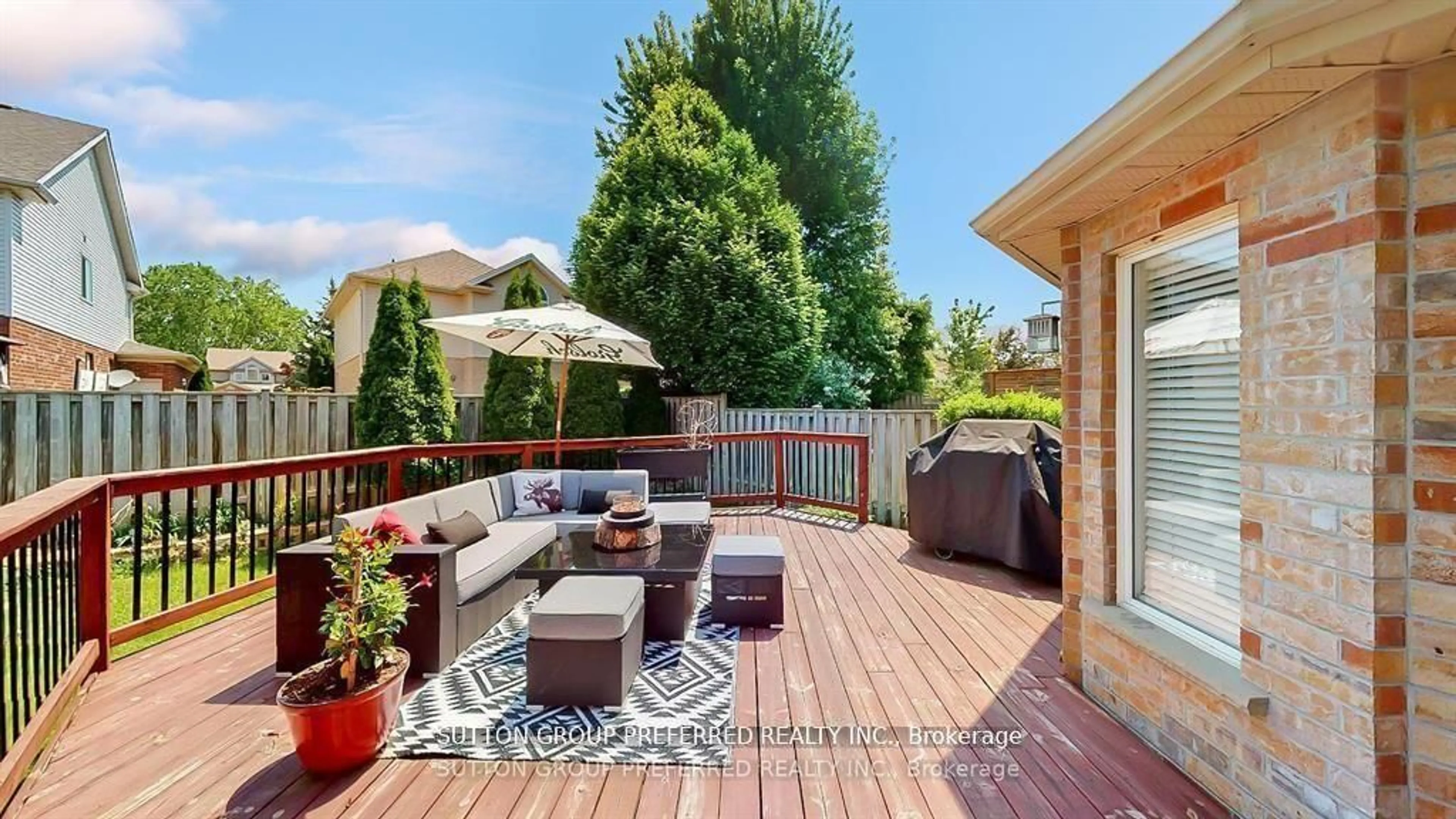 Patio, street for 140 Rossmore Crt, London South Ontario N6C 6B9