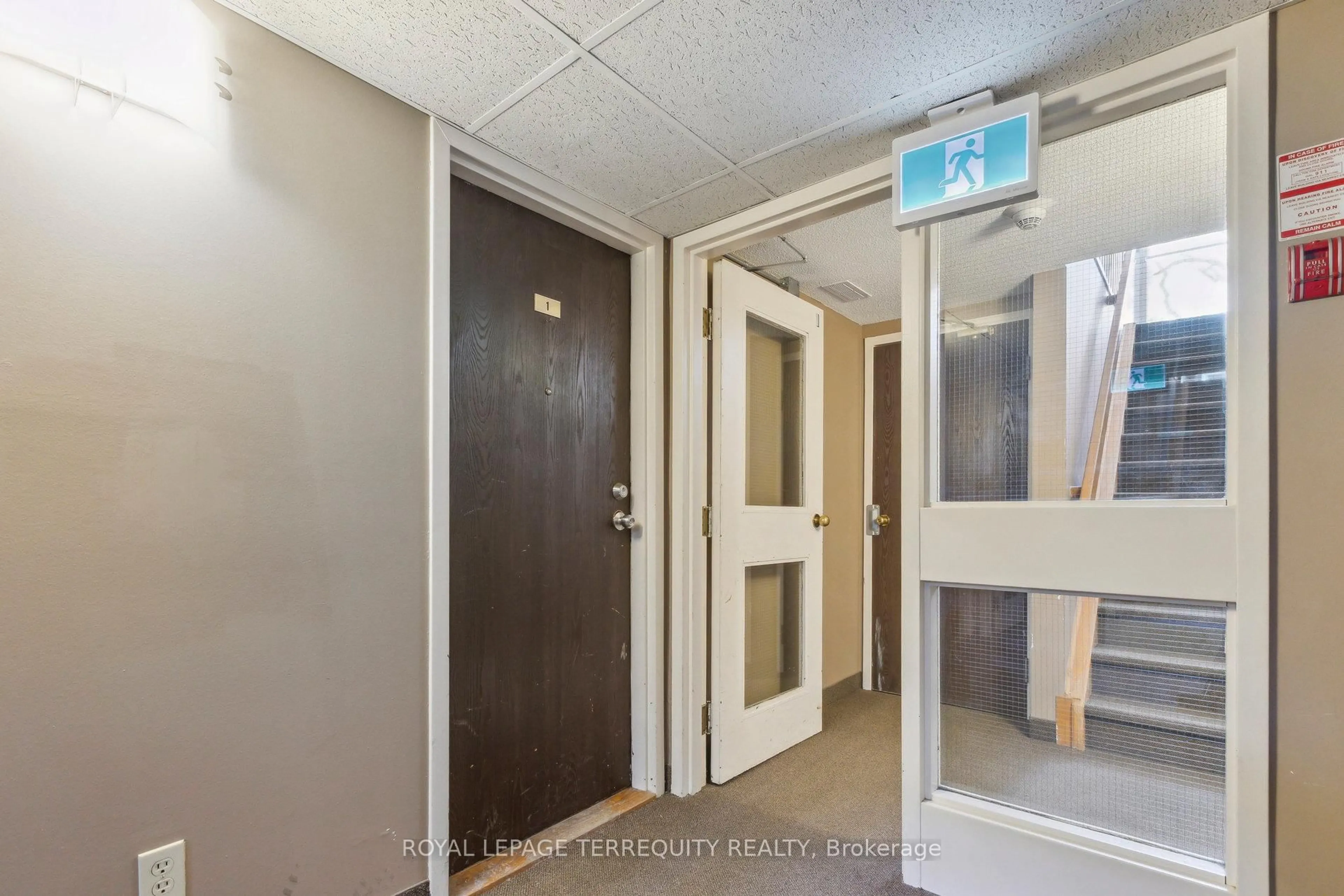 Indoor foyer for 321 Northlake Dr #1, Waterloo Ontario N2V 1Z1