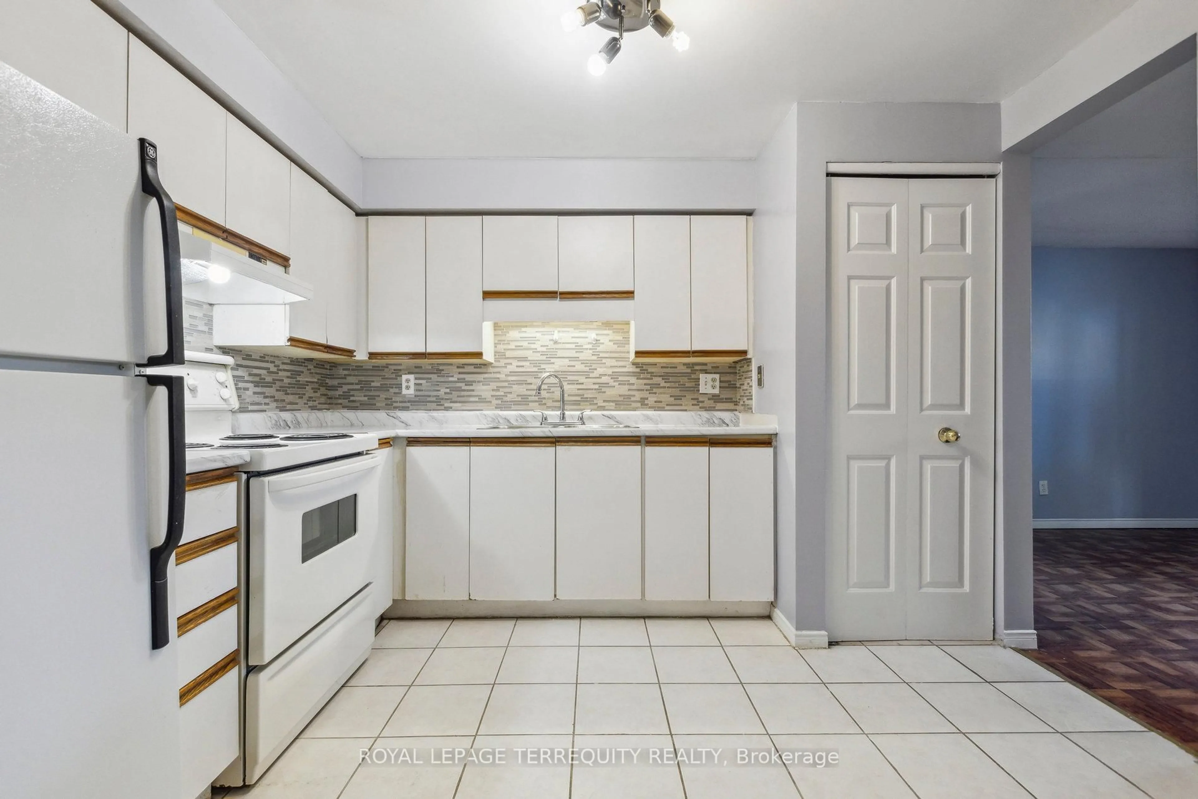 Standard kitchen, ceramic/tile floor for 321 Northlake Dr #1, Waterloo Ontario N2V 1Z1