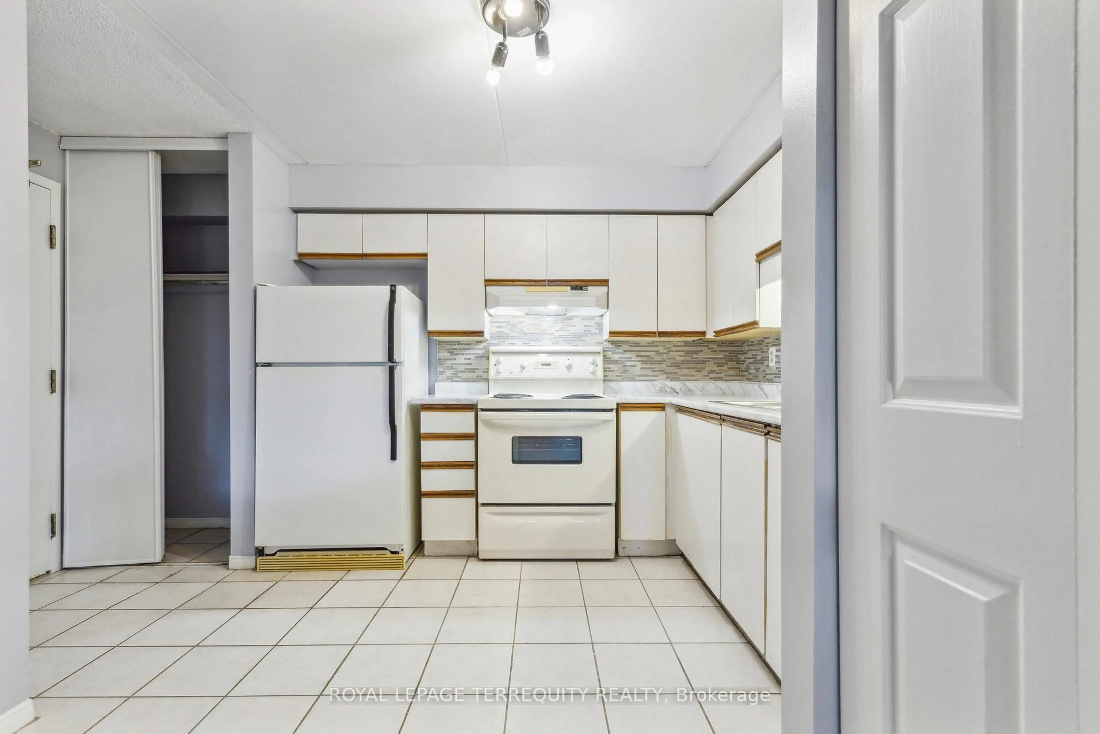 Standard kitchen, ceramic/tile floor for 321 Northlake Dr #1, Waterloo Ontario N2V 1Z1