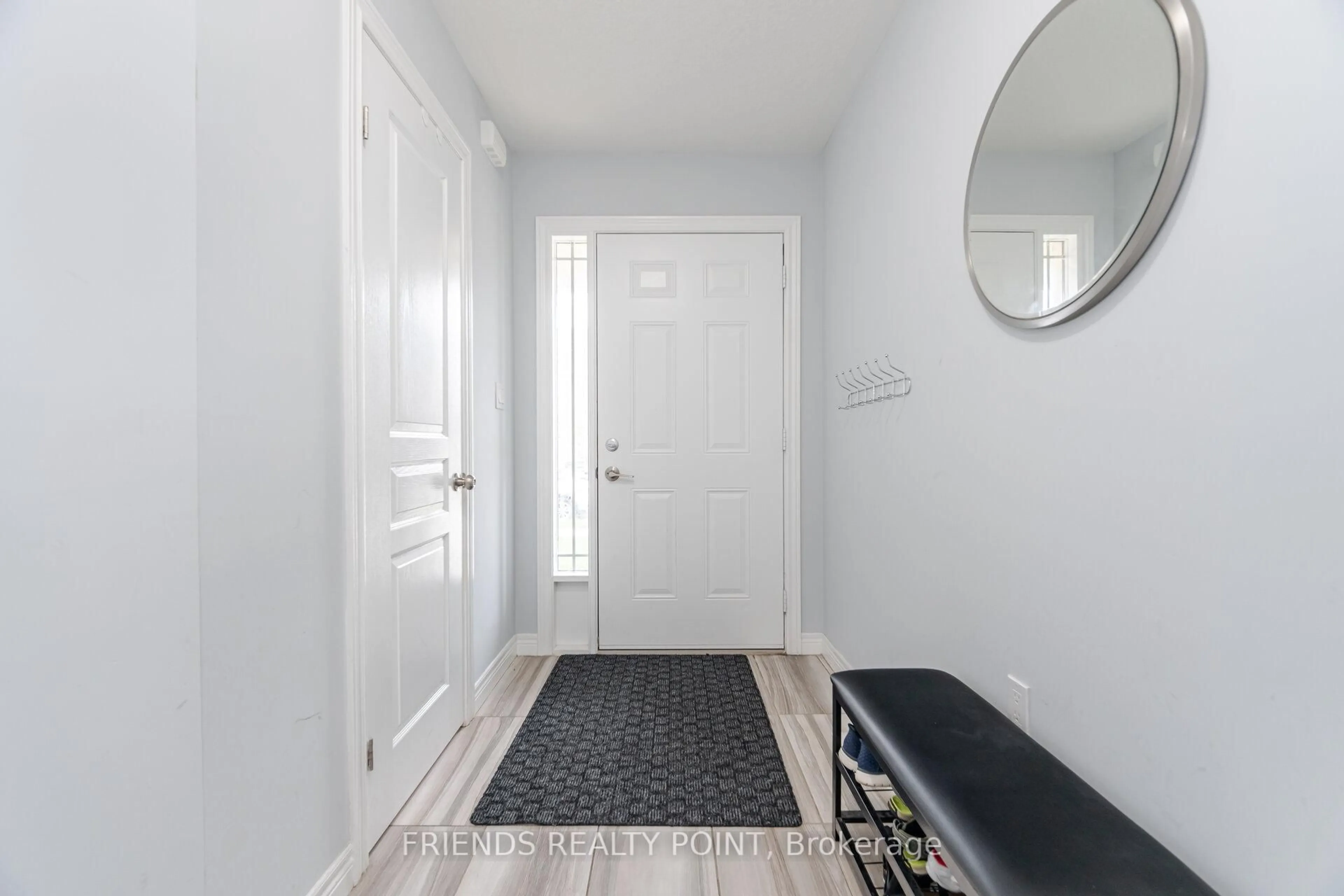 Indoor entryway for 37 Charleswood Cres, Hamilton Ontario L0R 1P0