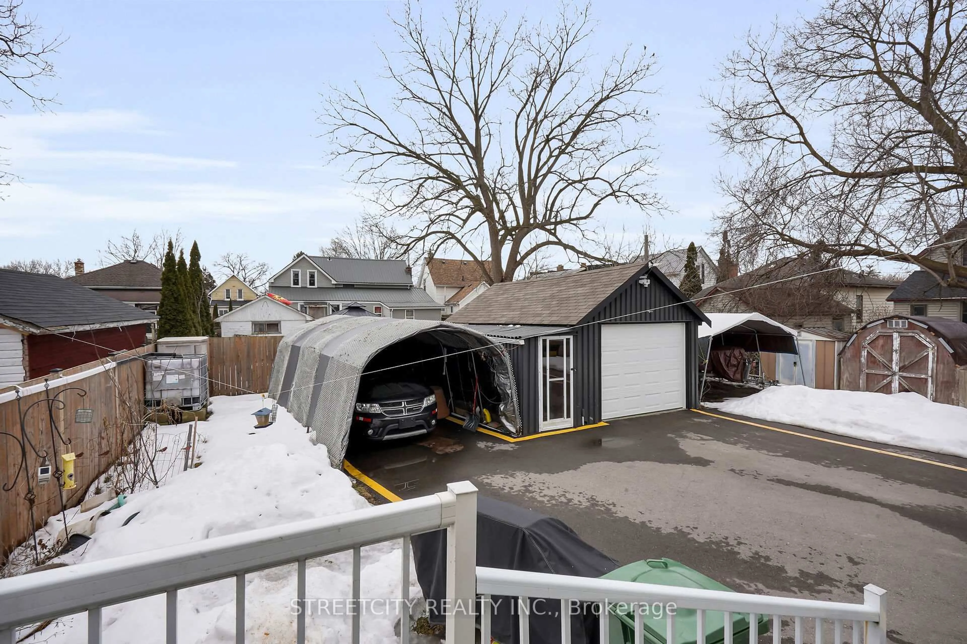 A pic from outside/outdoor area/front of a property/back of a property/a pic from drone, street for 7 MYRTLE St, St. Thomas Ontario N5R 2E6