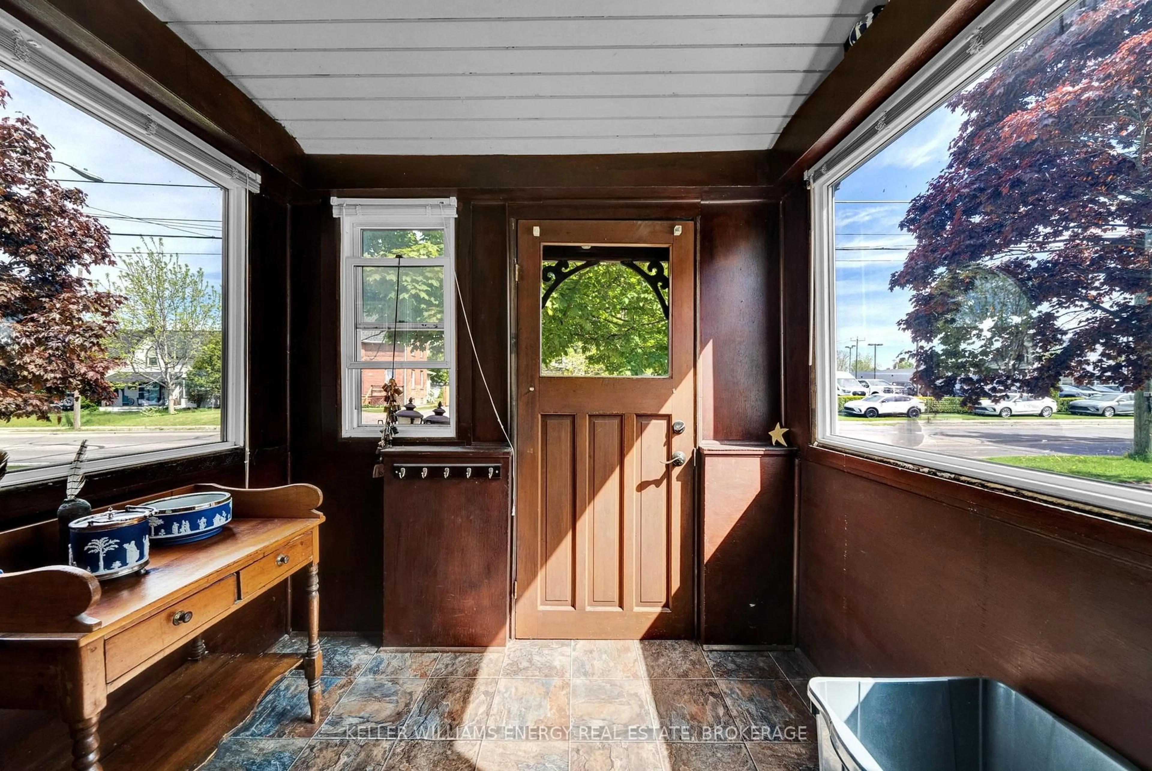 Indoor entryway for 137 University Ave, Cobourg Ontario K9A 2H1